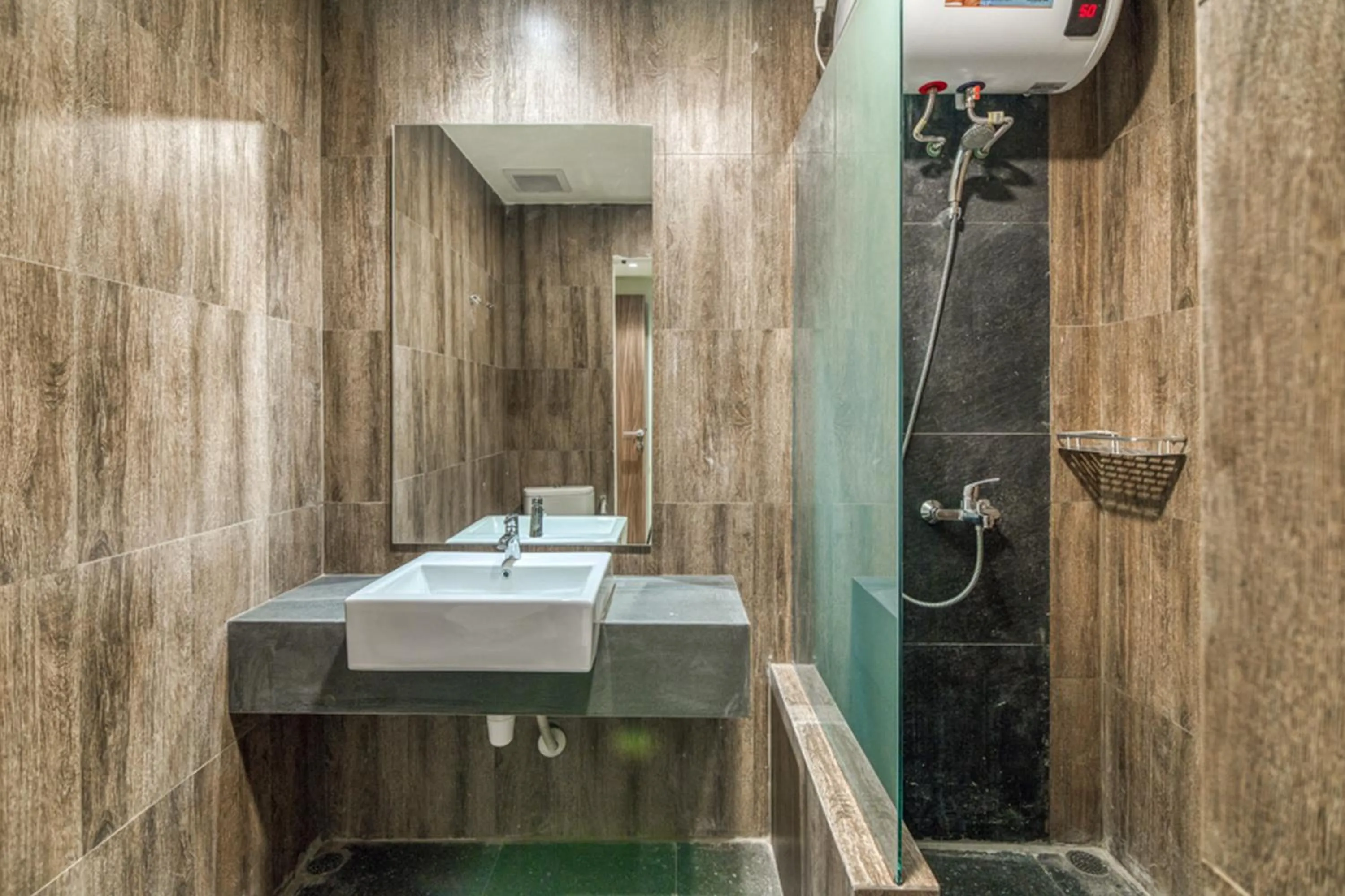 Bathroom in RedDoorz Plus near Akademi Kepolisian Semarang 3