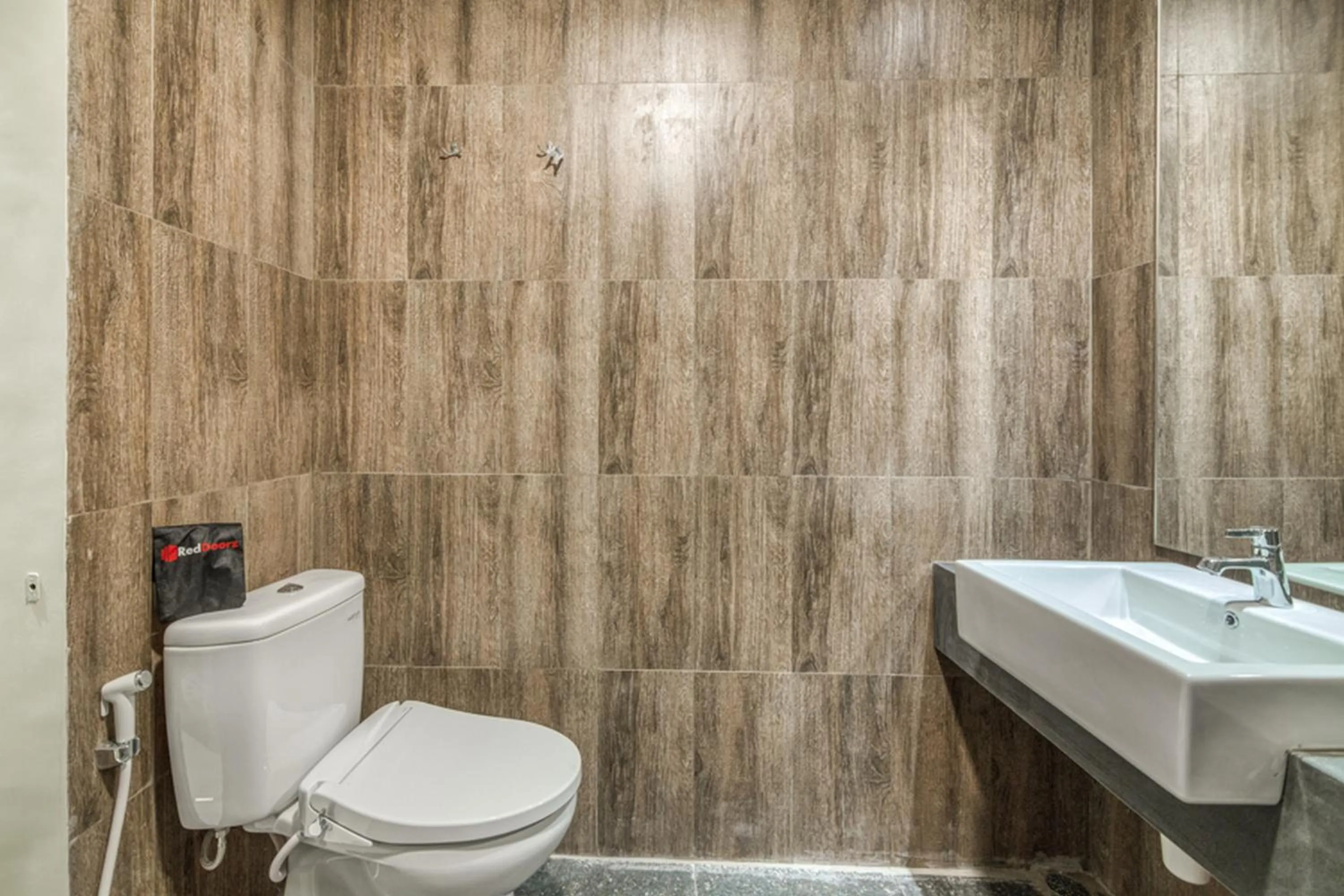 Bathroom in RedDoorz Plus near Akademi Kepolisian Semarang 3