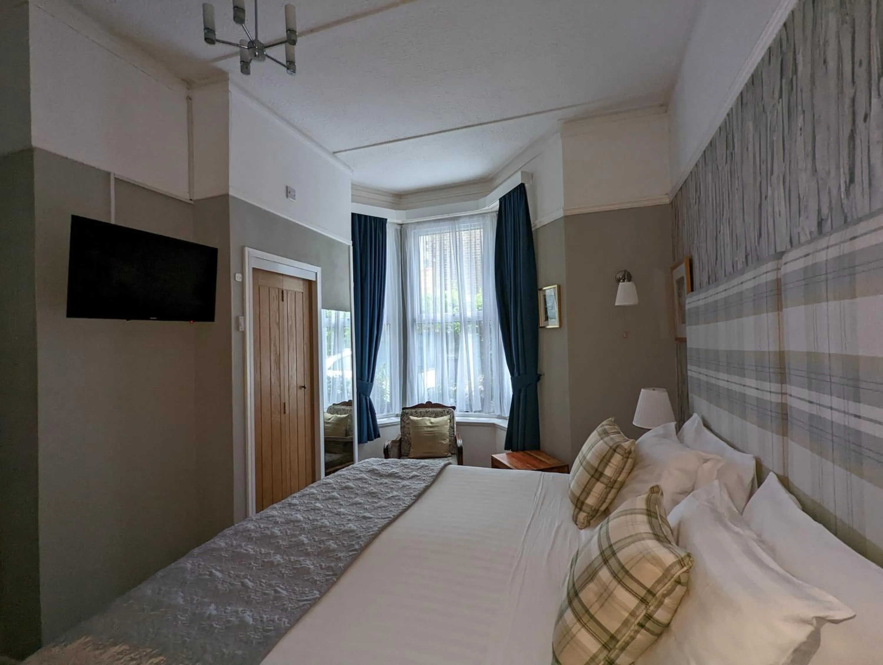 Photo of the whole room, Bed in Redlands