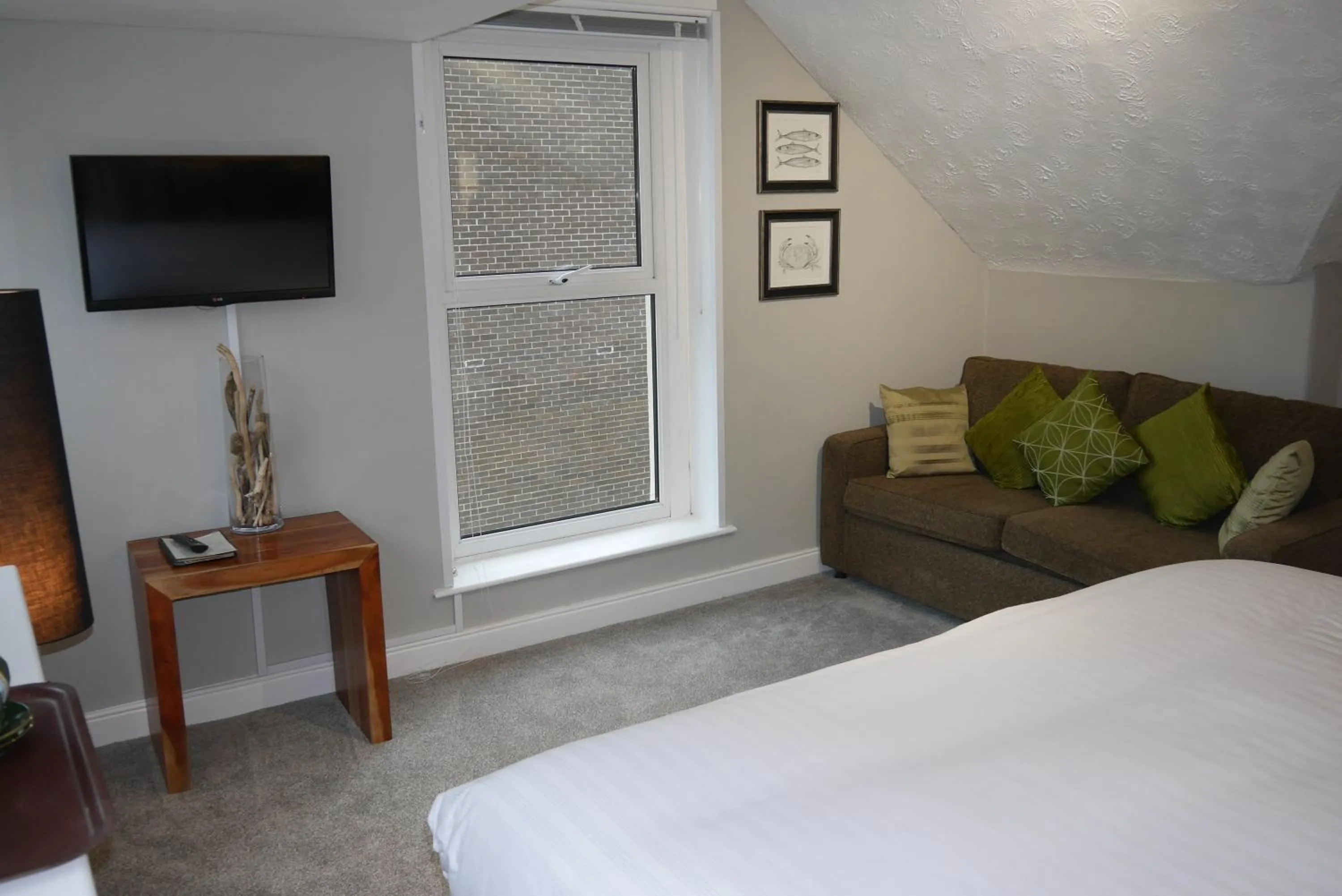 Seating area, Bed in Redlands