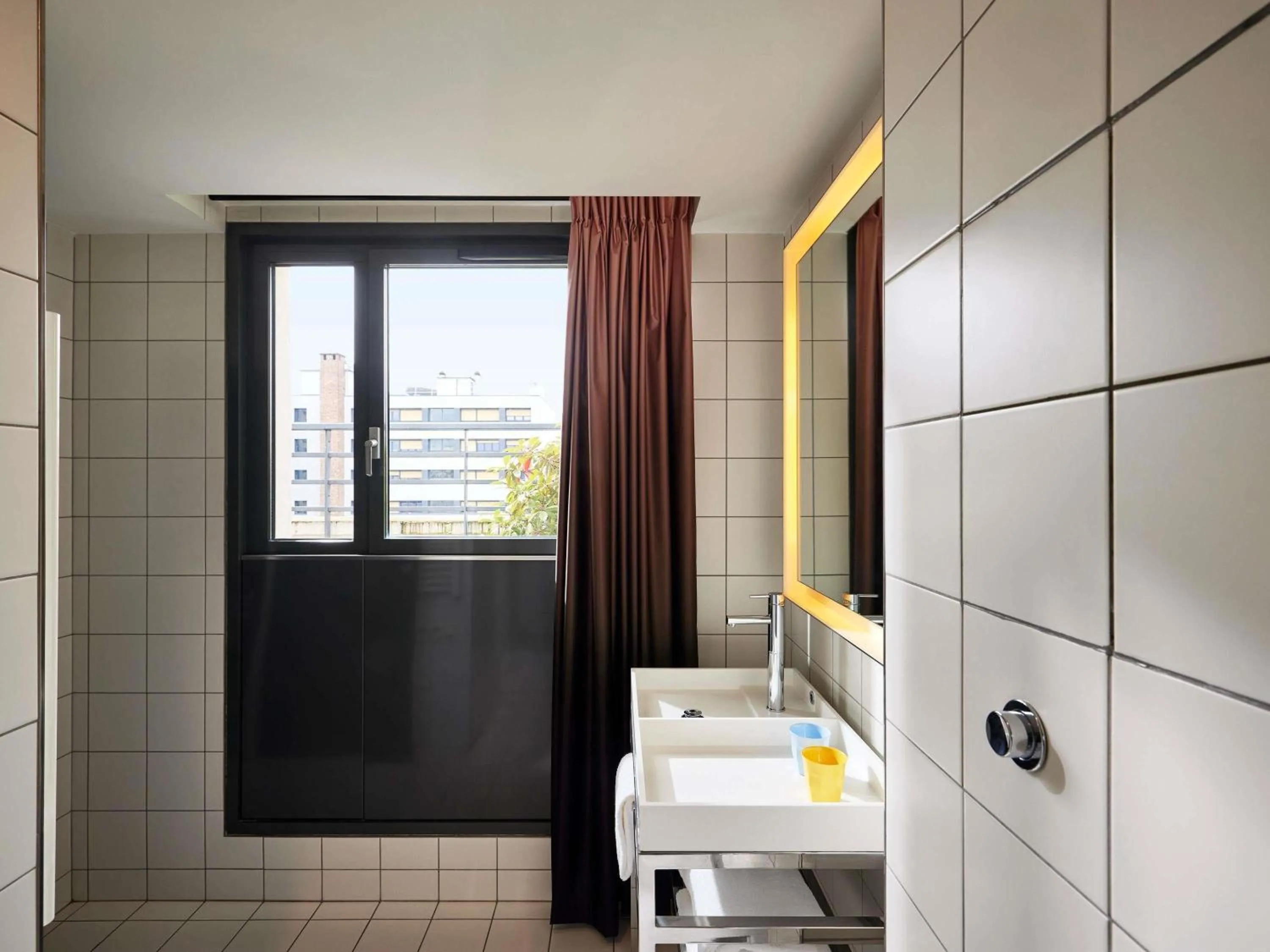 Bedroom in Mama Shelter Paris East