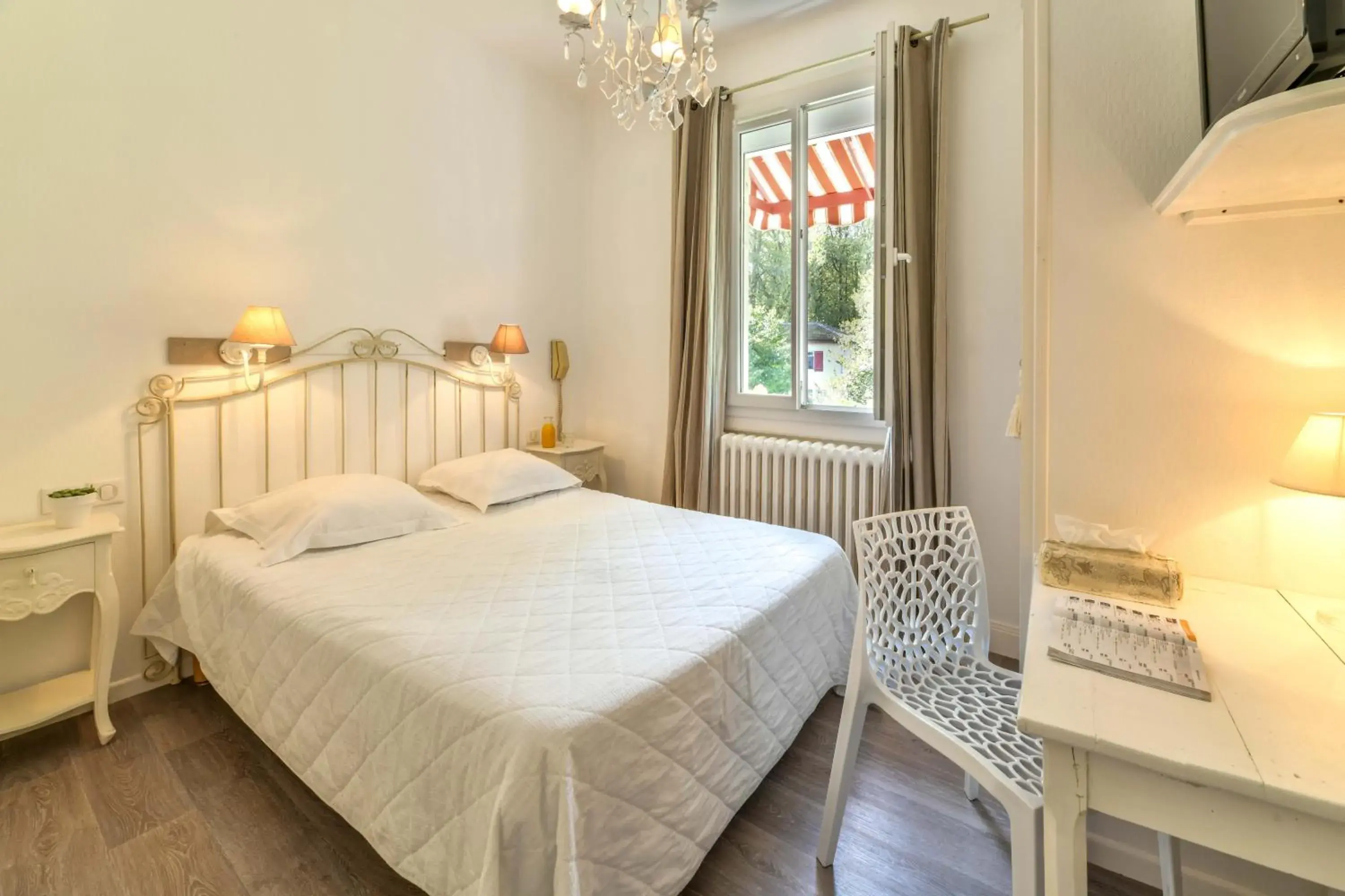 Bed in Hotel du Commerce Bed in Hotel du Commerce