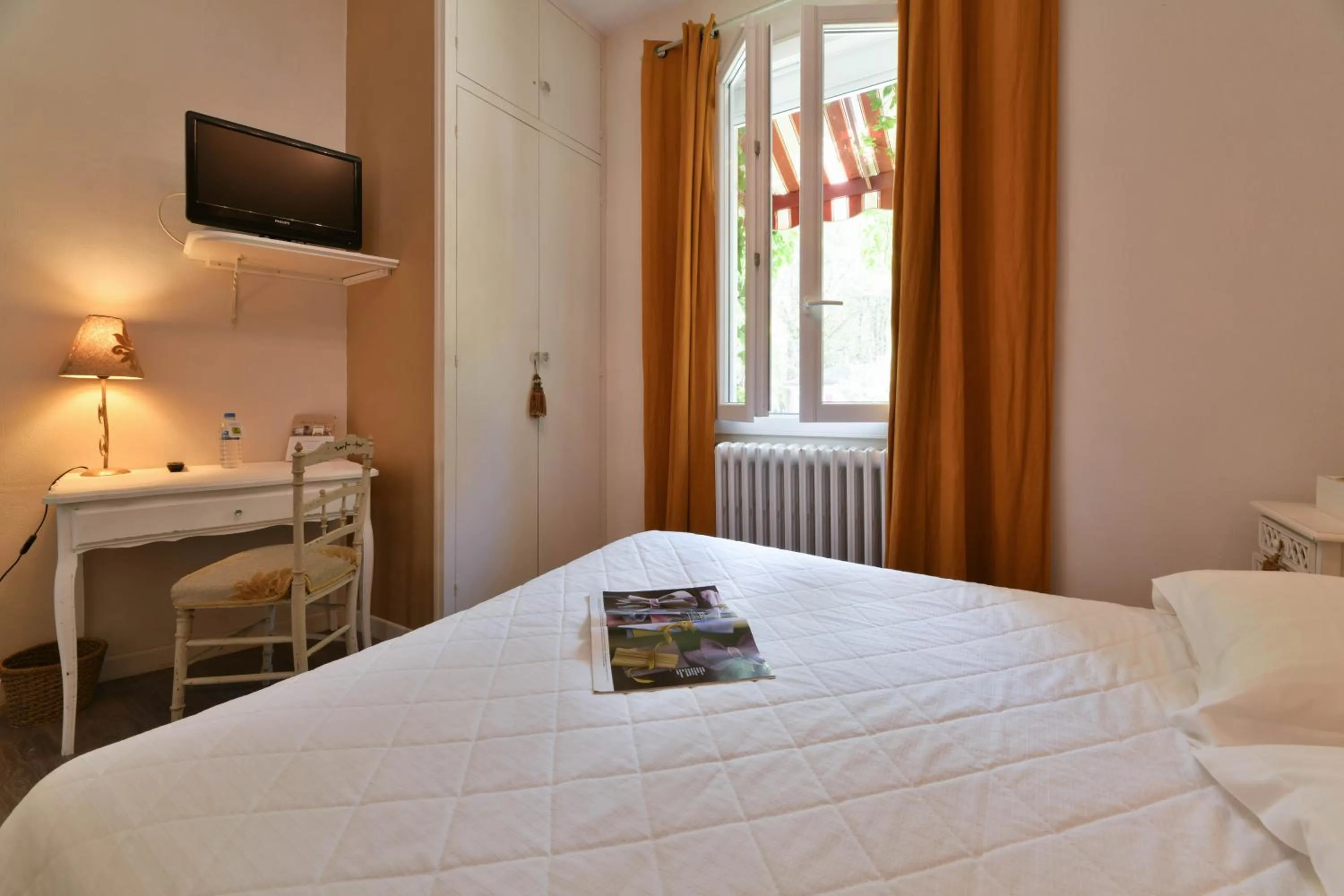 Bed in Hotel du Commerce