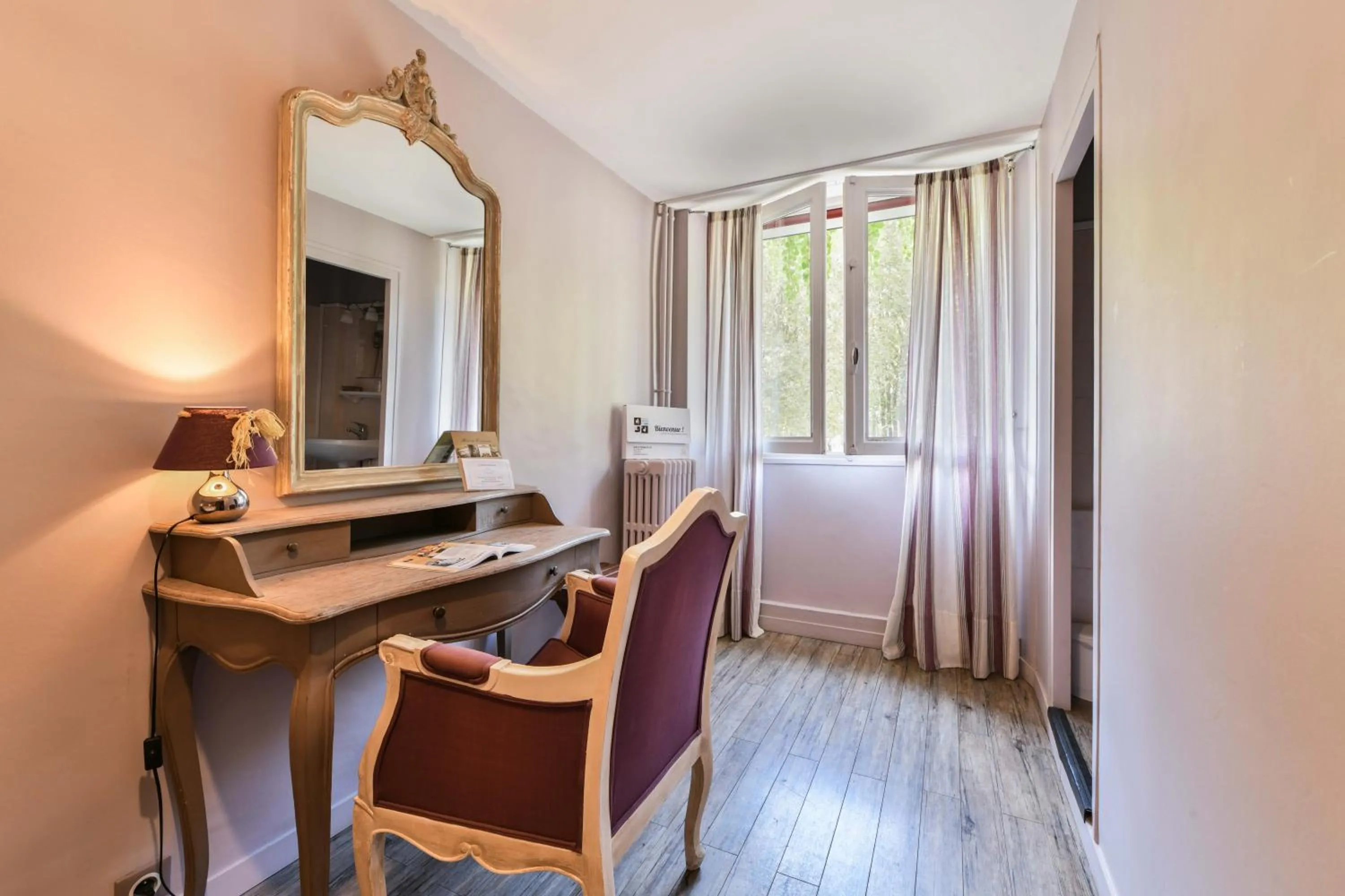 Bed in Hotel du Commerce