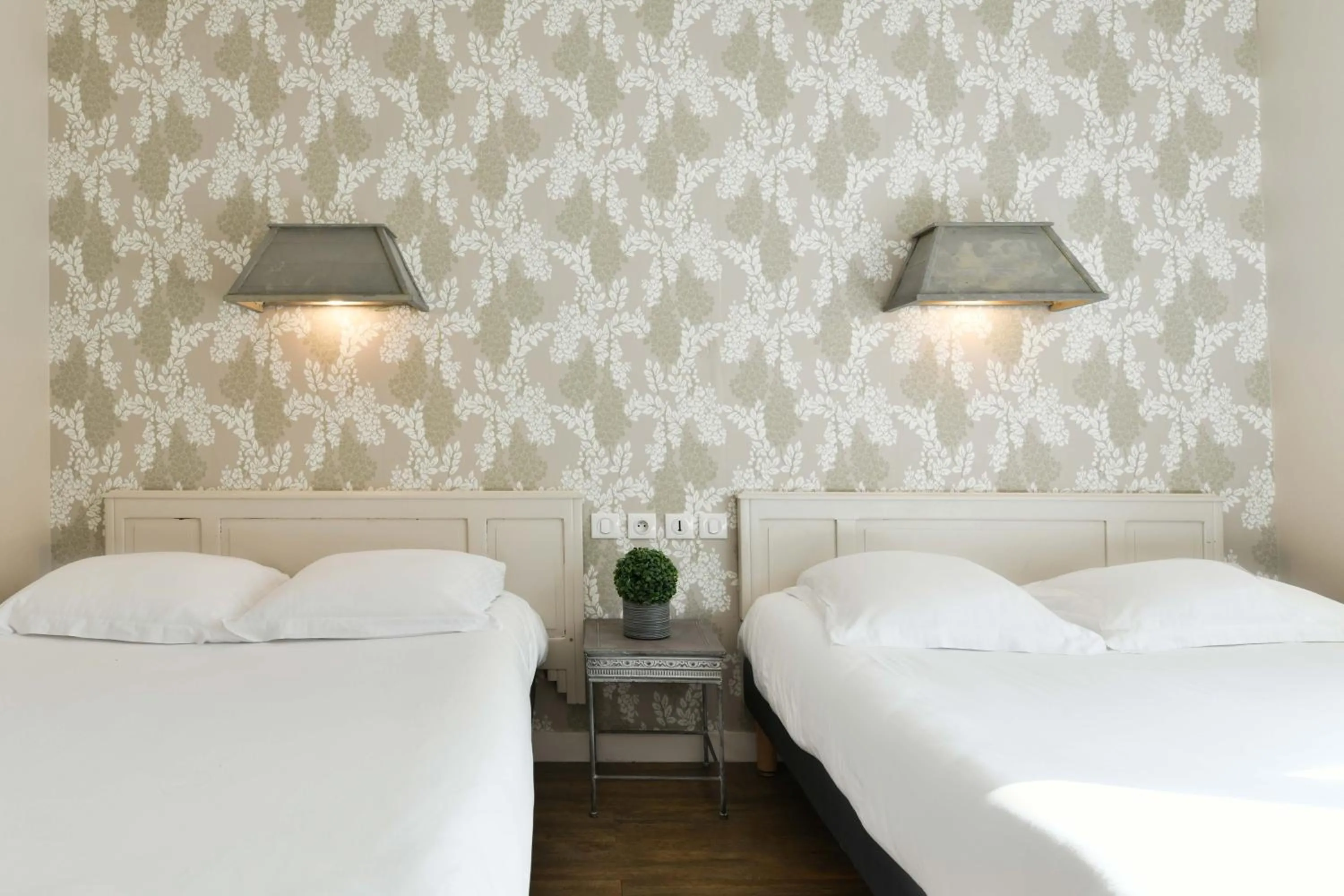 Restaurant/places to eat, Bed in Hotel du Commerce