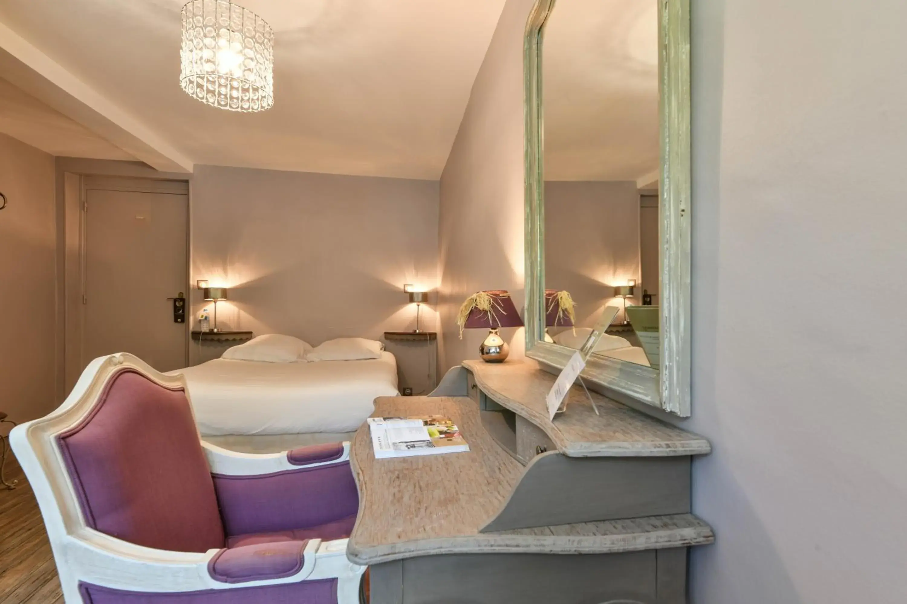 Twin Room with Extra Bed in Logis Hôtel le Commerce- Darracq Twin Room with Extra Bed in Logis Hôtel le Commerce- Darracq