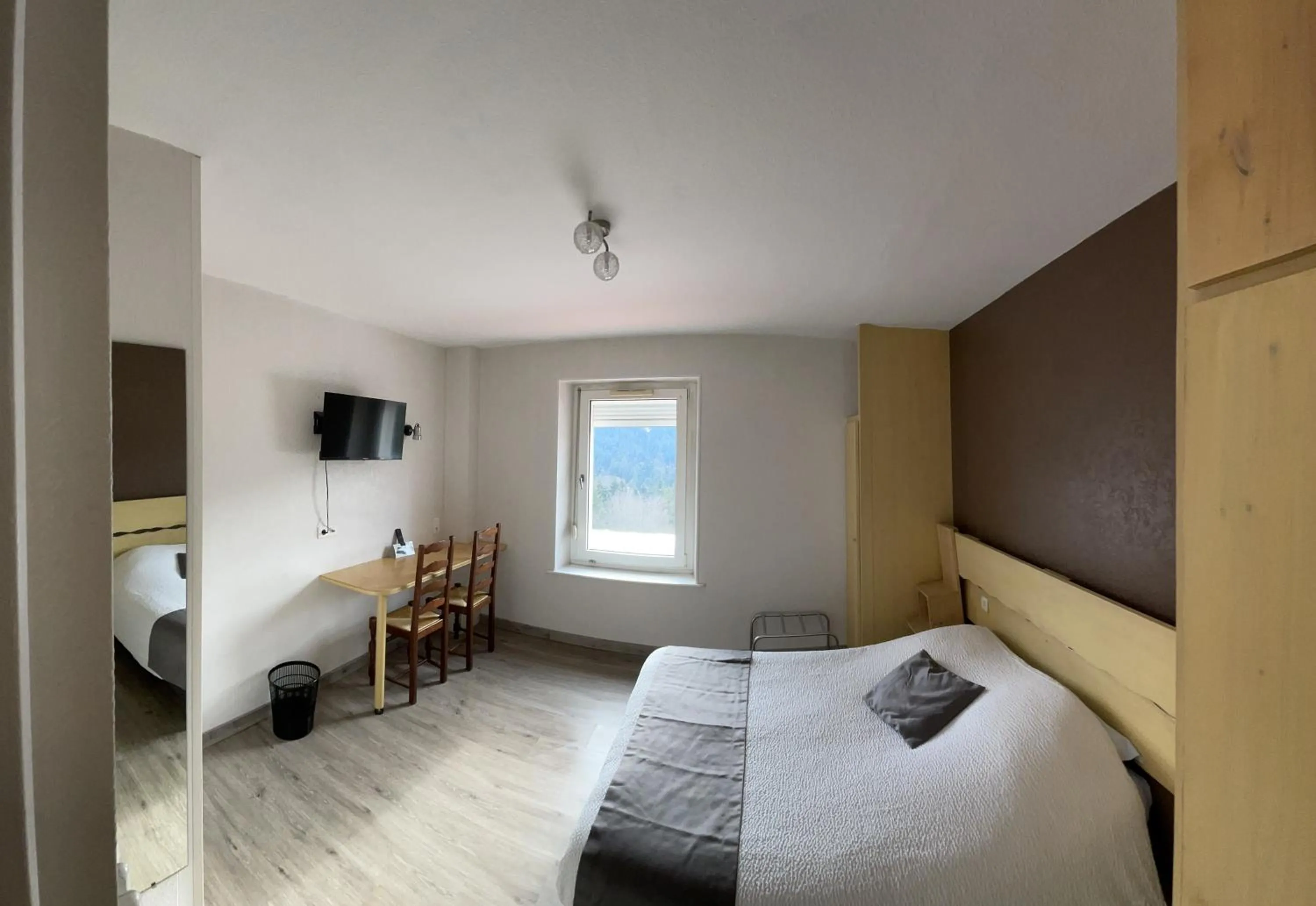 Double Room Cozy in Hostel de La Grande Cascade