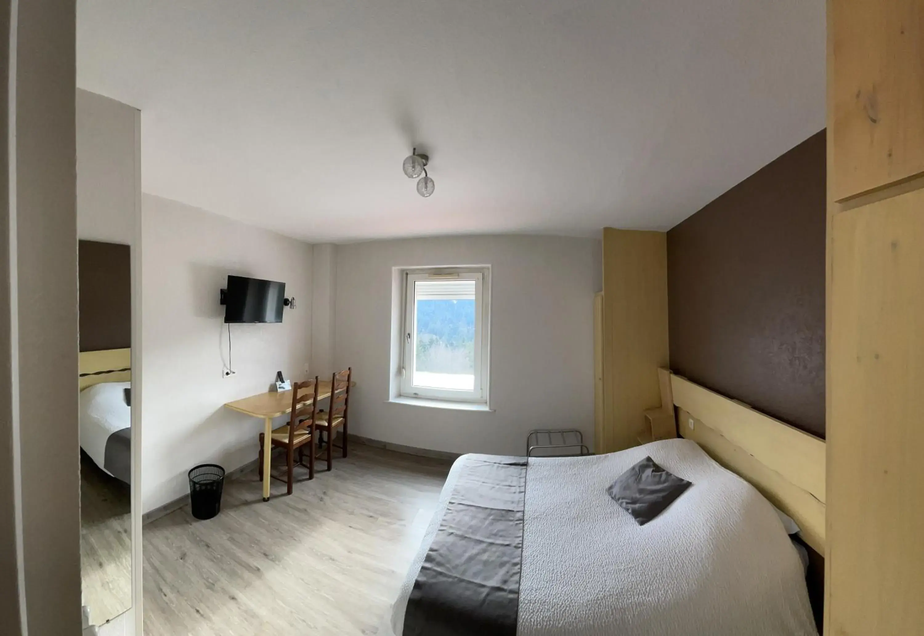 Double Room Cozy in Hostel de La Grande Cascade Double Room Cozy in Hostel de La Grande Cascade