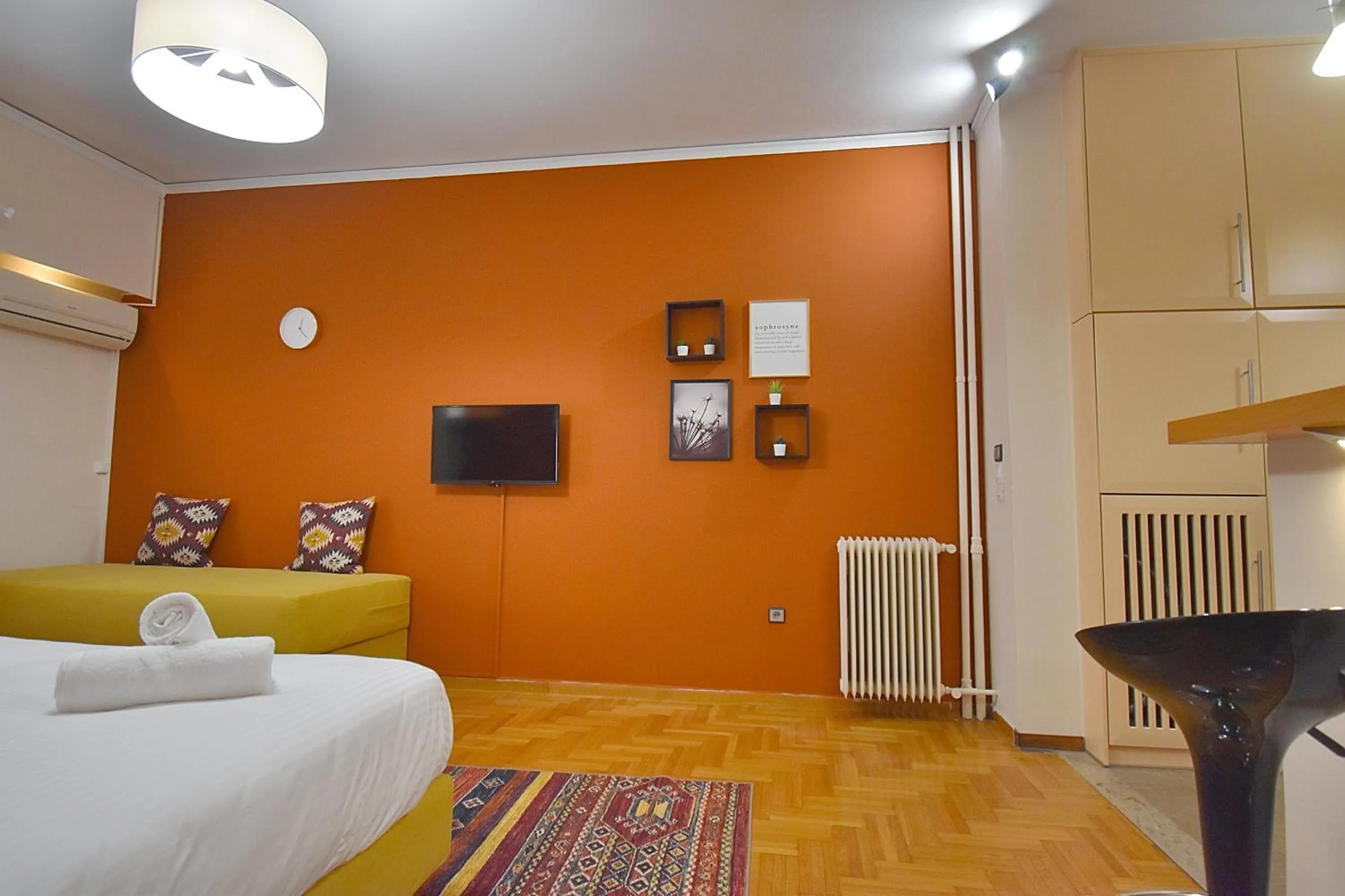 Photo of the whole room, Bed in Check Point - Down Town