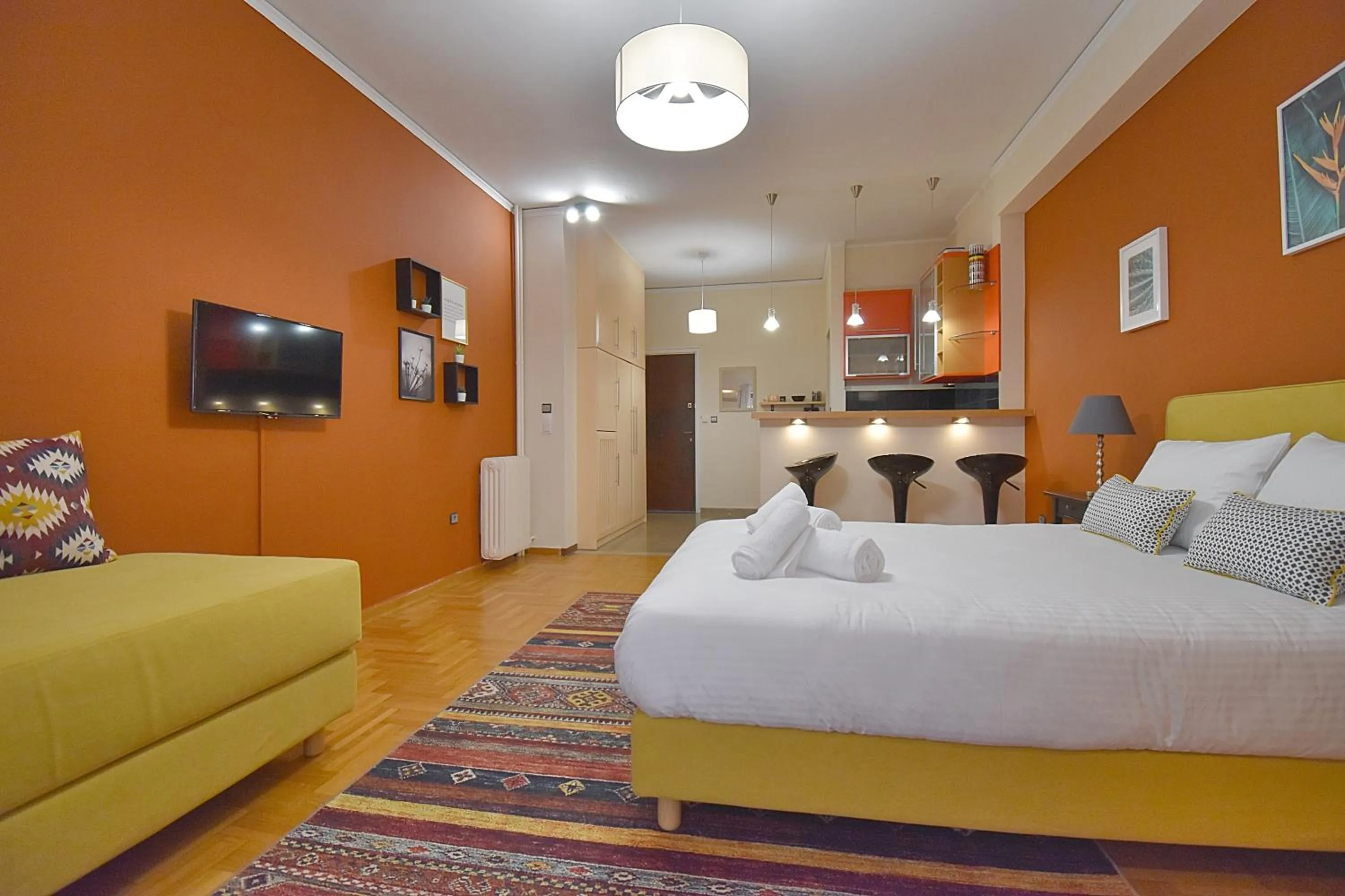 Photo of the whole room, Bed in Check Point - Down Town