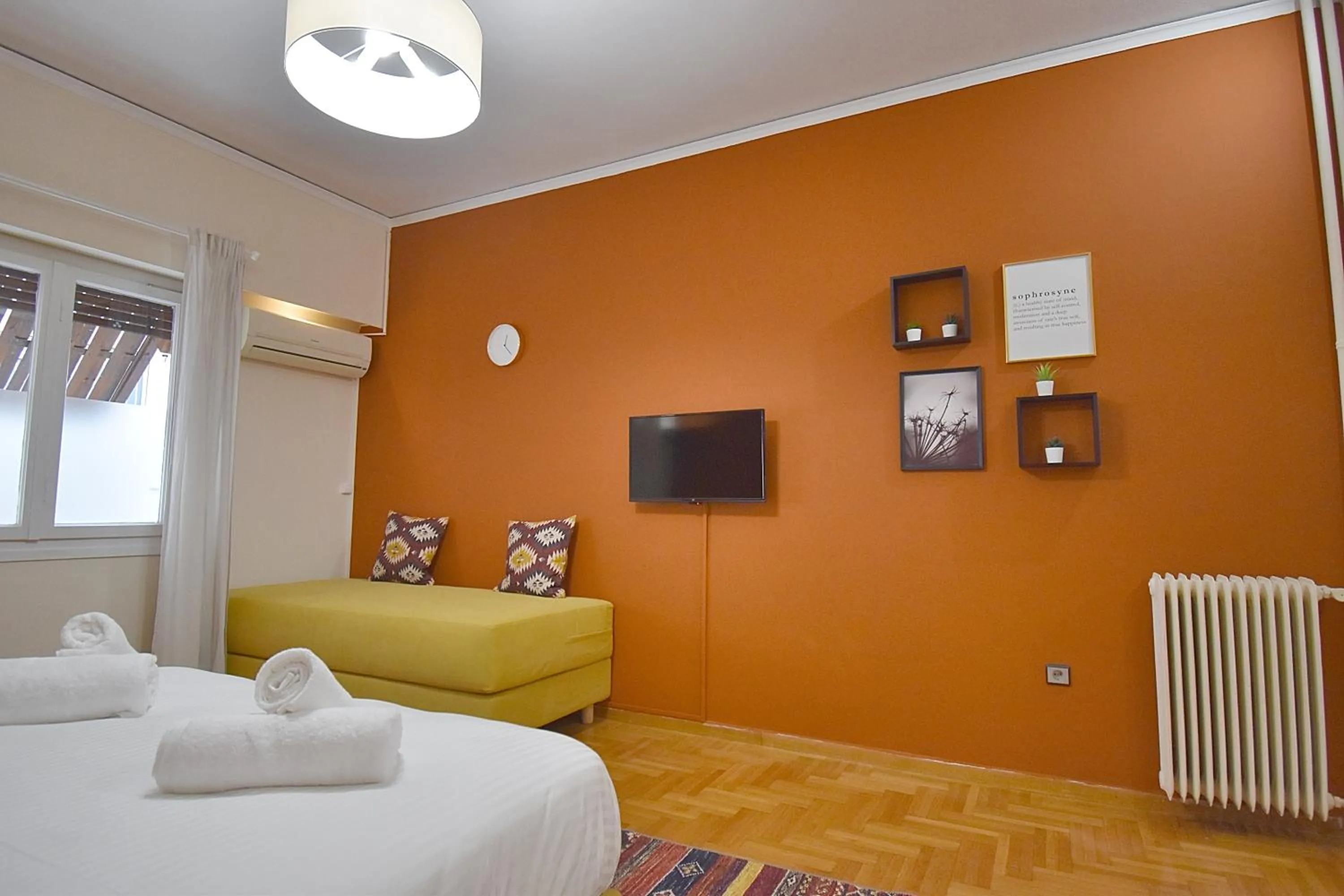 Photo of the whole room, Bed in Check Point - Down Town