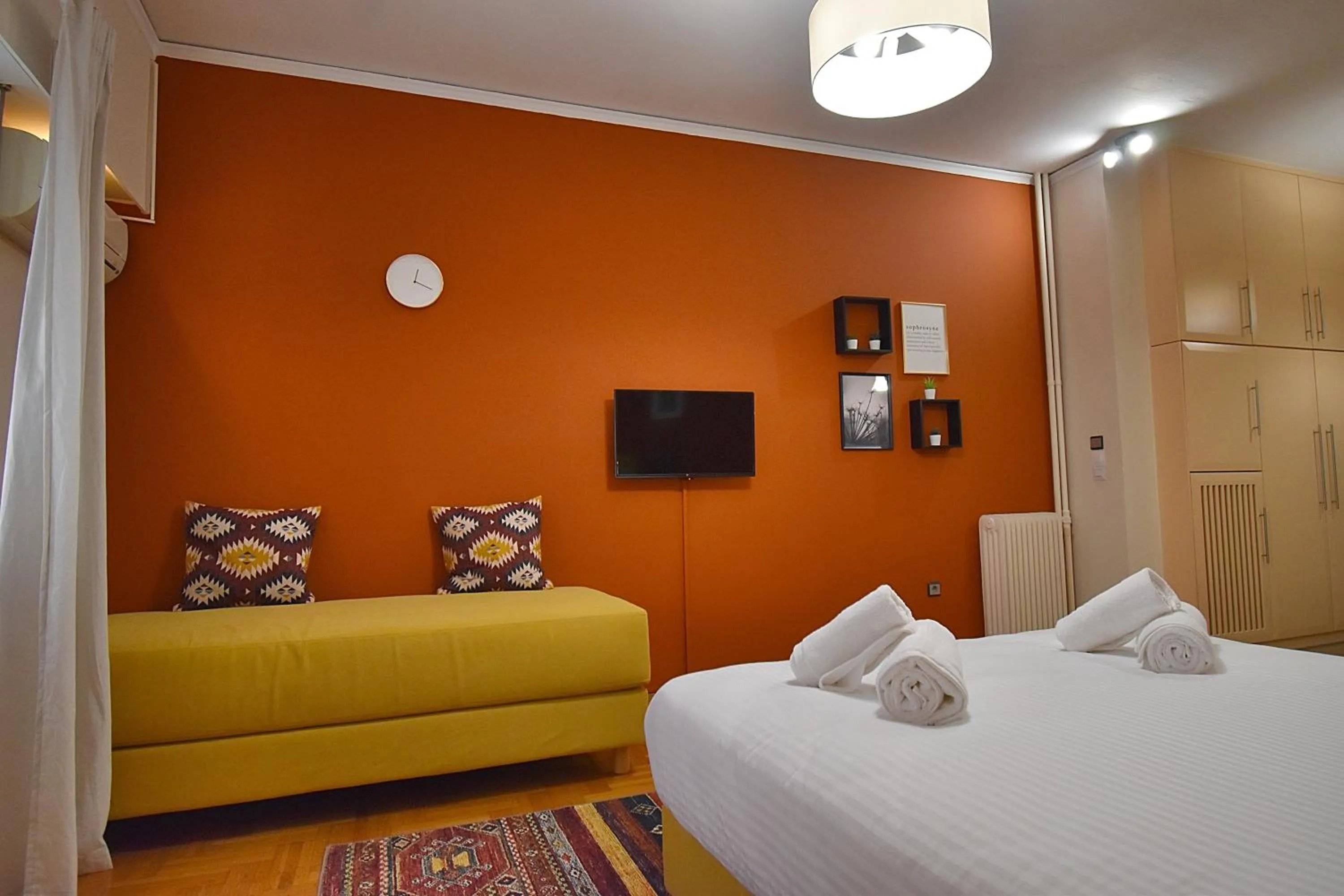 Photo of the whole room, Bed in Check Point - Down Town