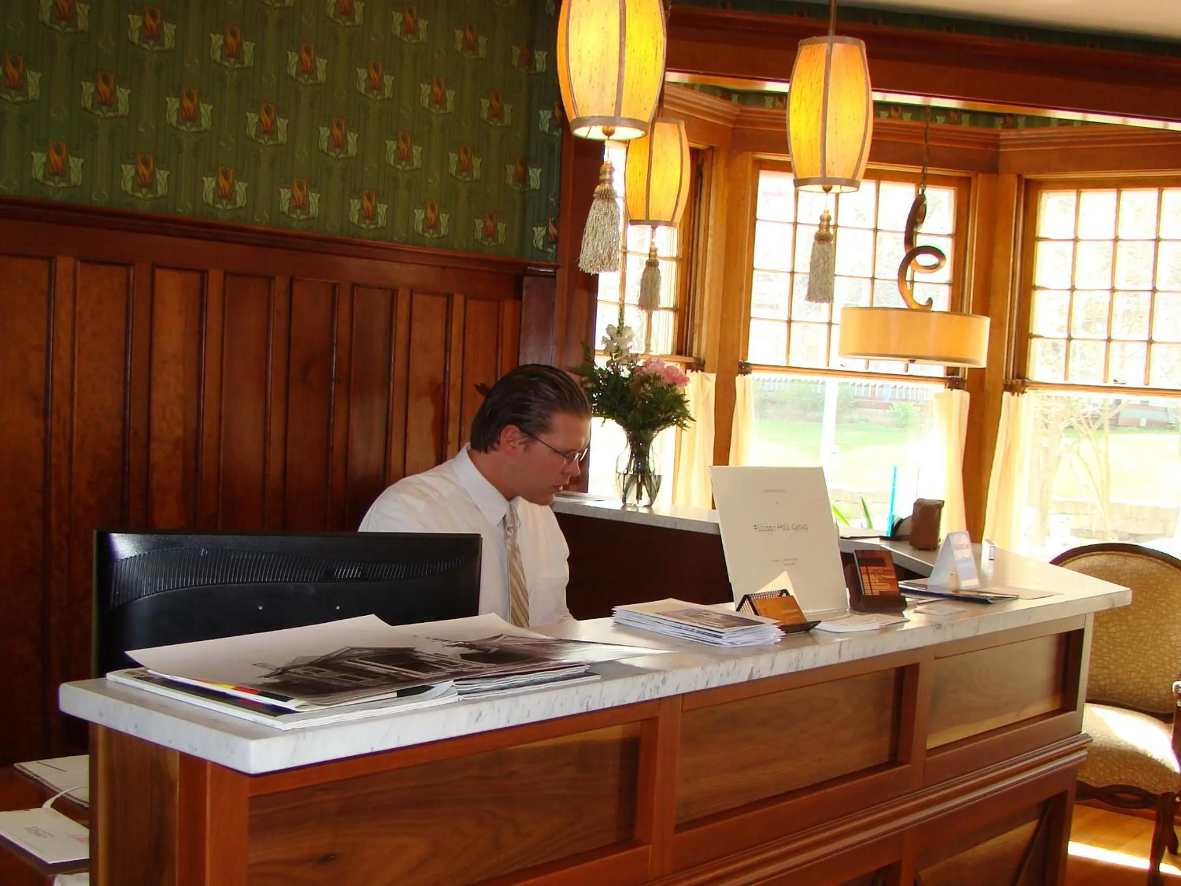 Lobby or reception in Showers Inn