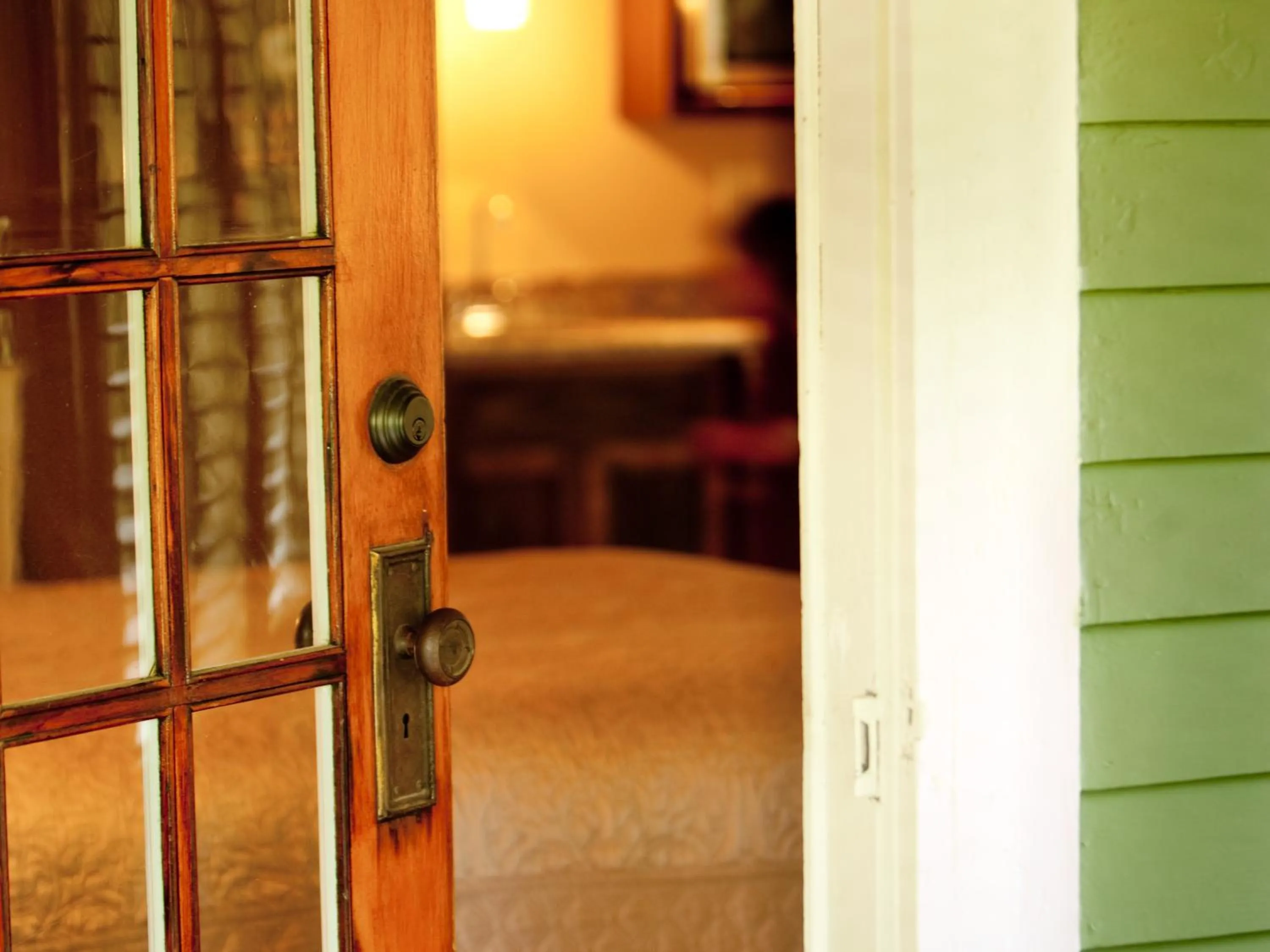 Bedroom, Bed in Showers Inn