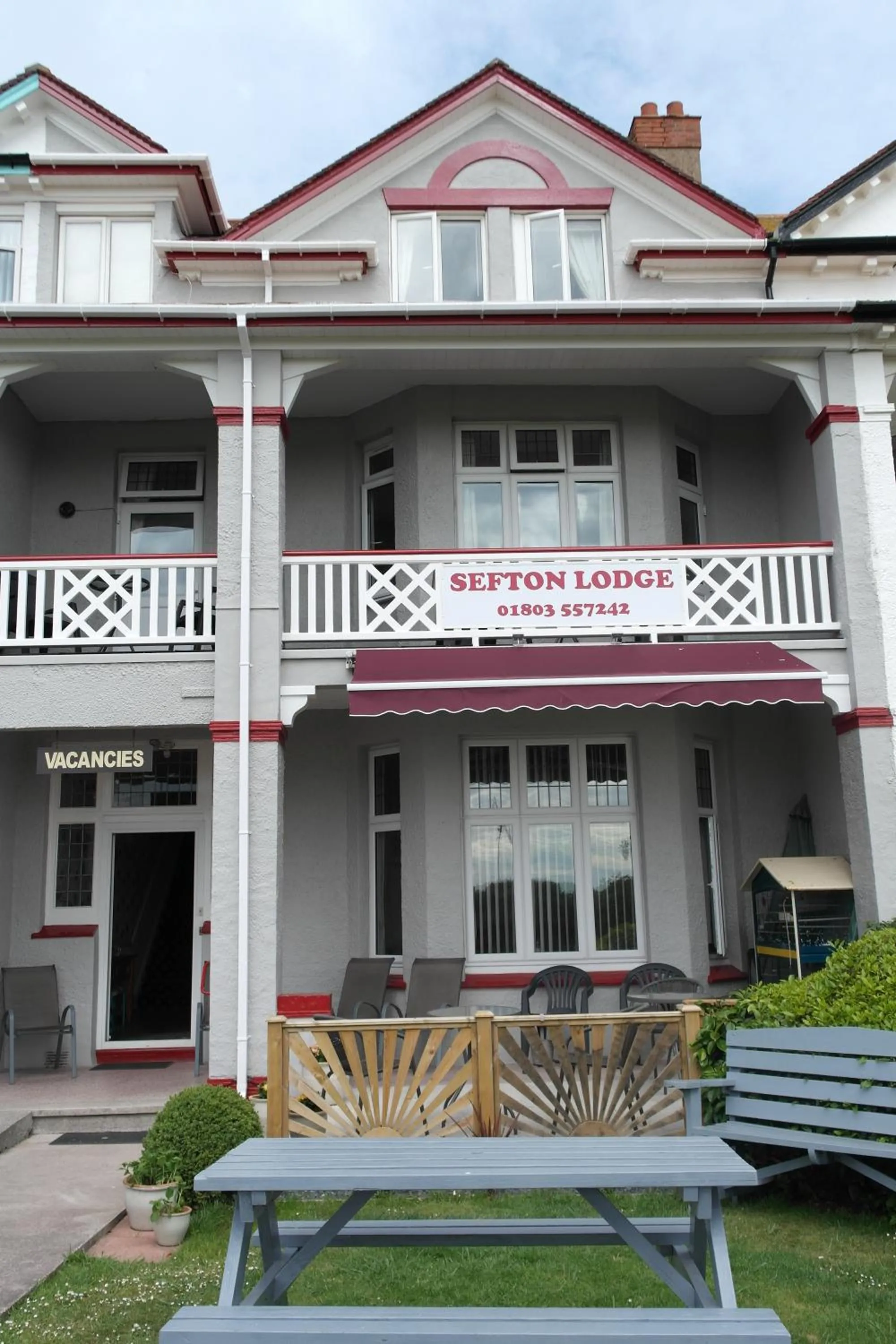 Sefton Lodge SEAFRONT ,PANORAMIC SEA VIEW ENSUITE BALCONY ROOMS AVAILABLE, GUEST GARDEN