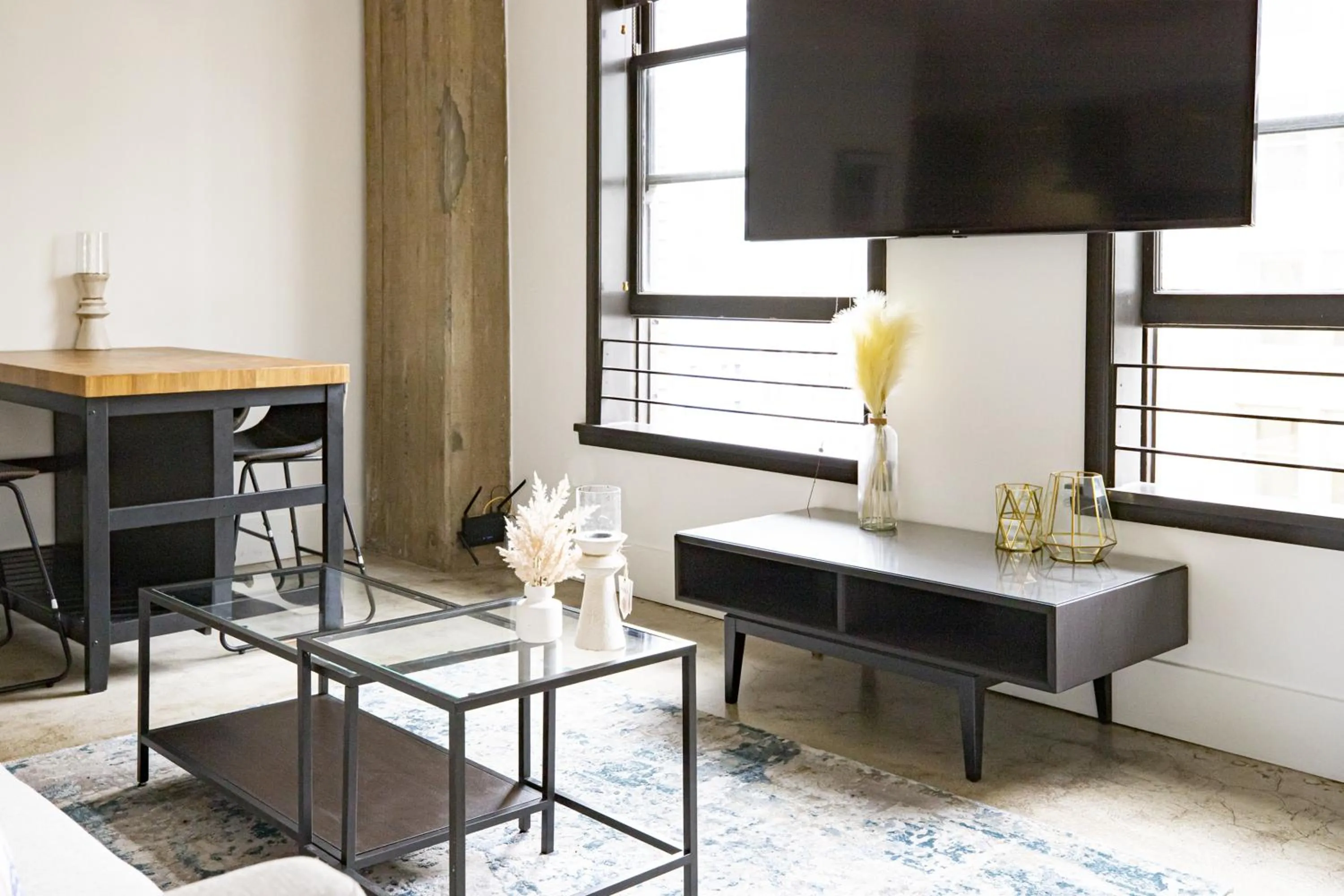 TV and multimedia in Fashion Loft 2 bedroom Downtown