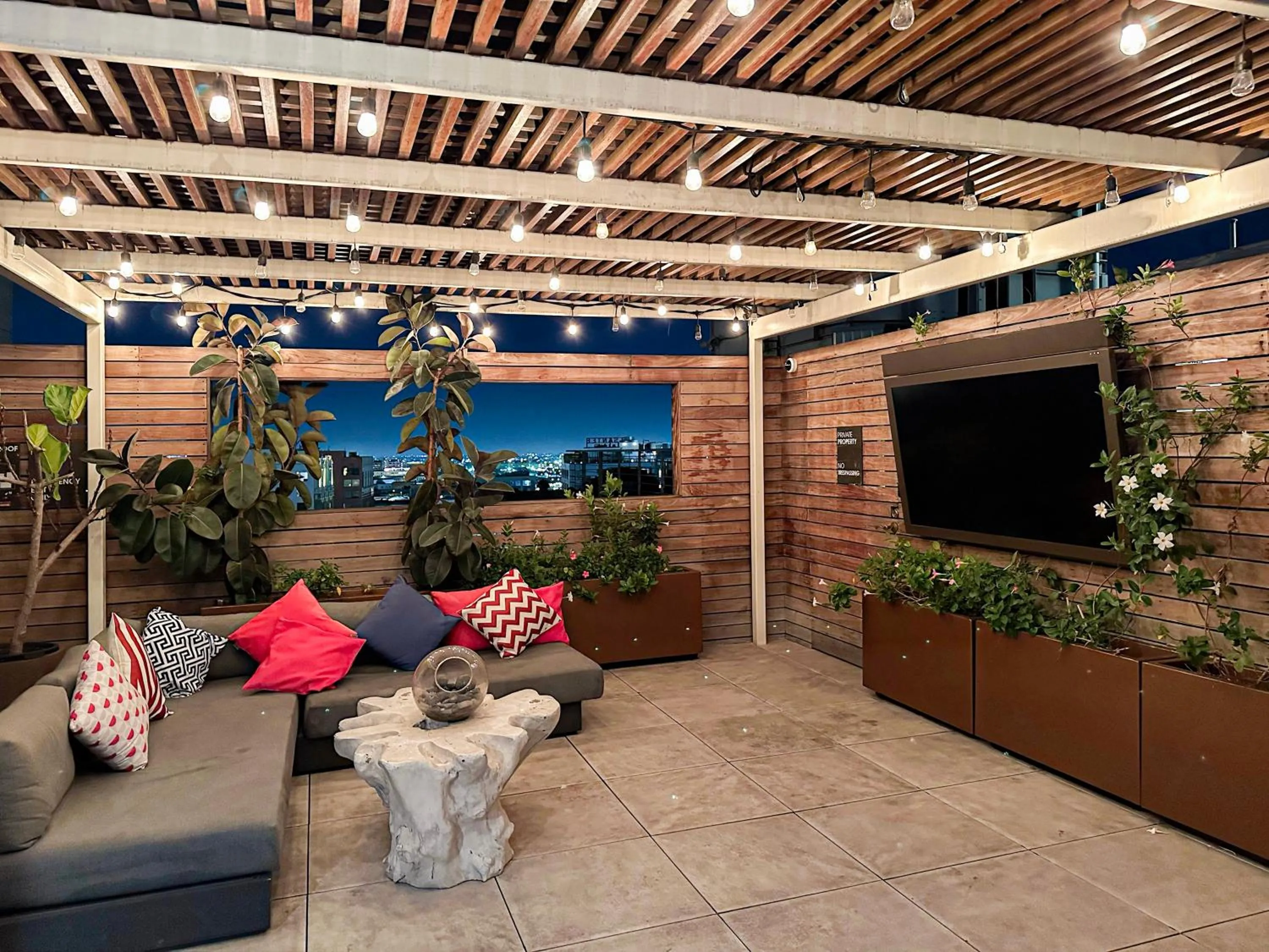 Patio in Fashion Loft 2 bedroom Downtown
