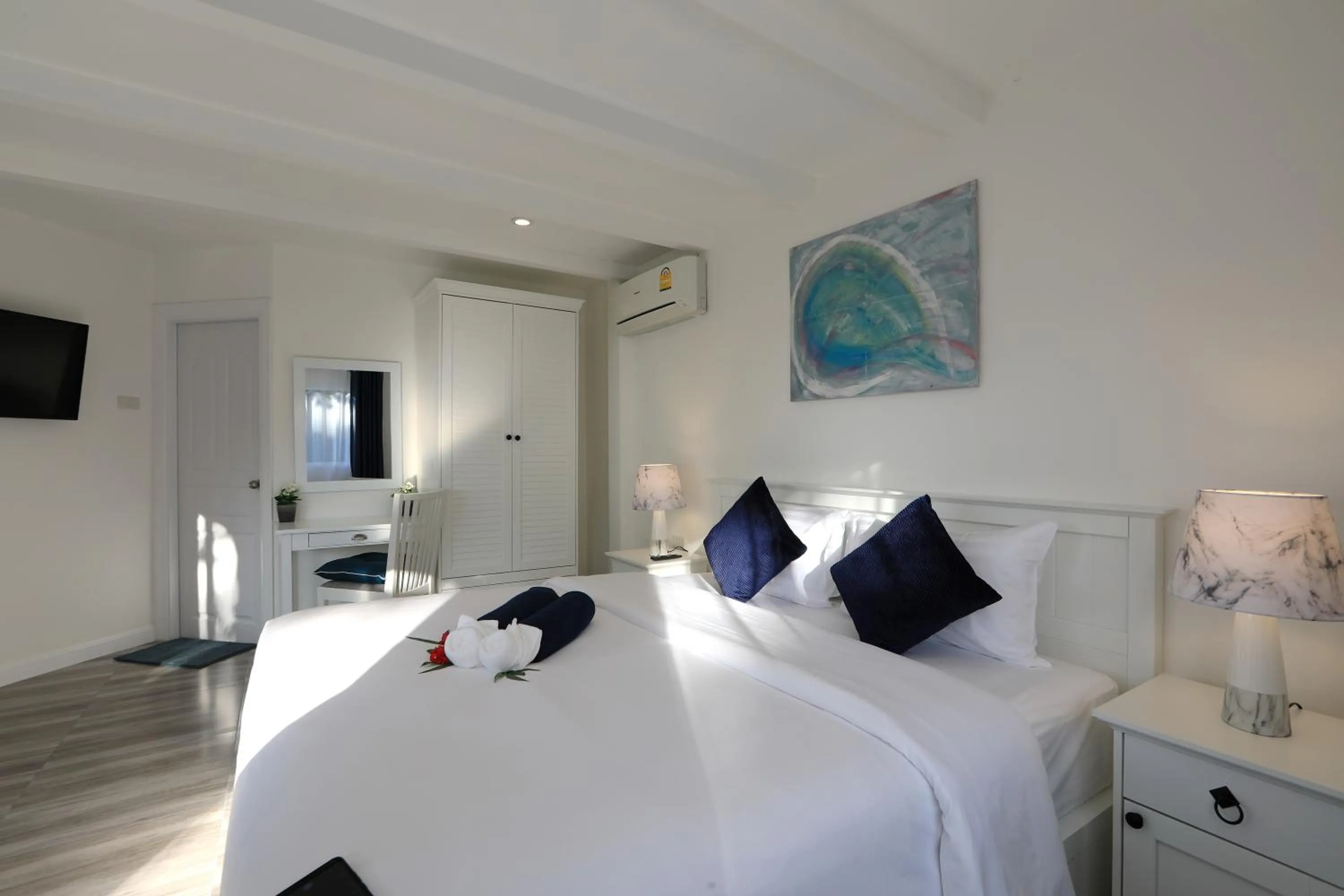 Photo of the whole room, Bed in Kata White Villas