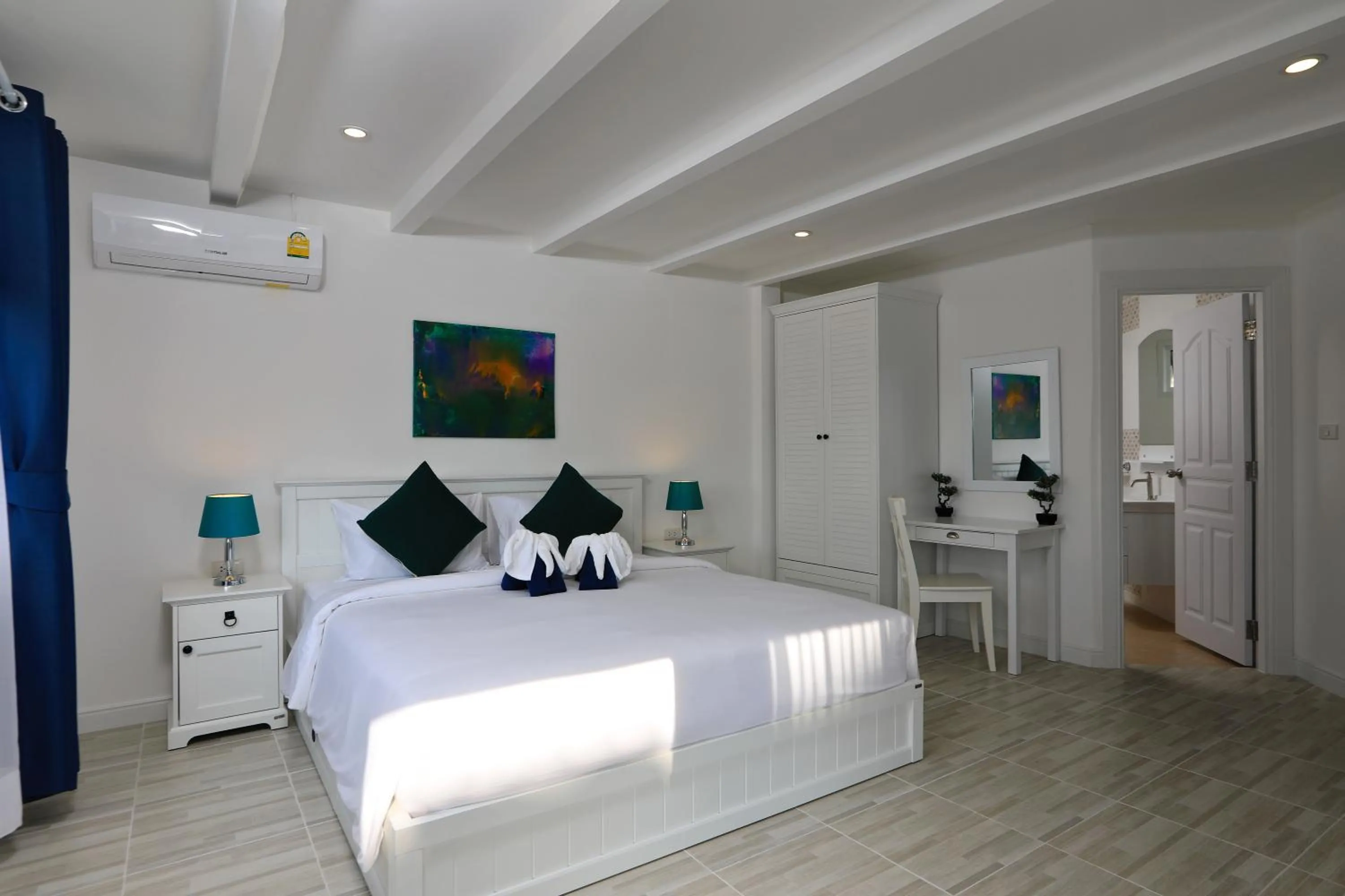 Photo of the whole room, Bed in Kata White Villas