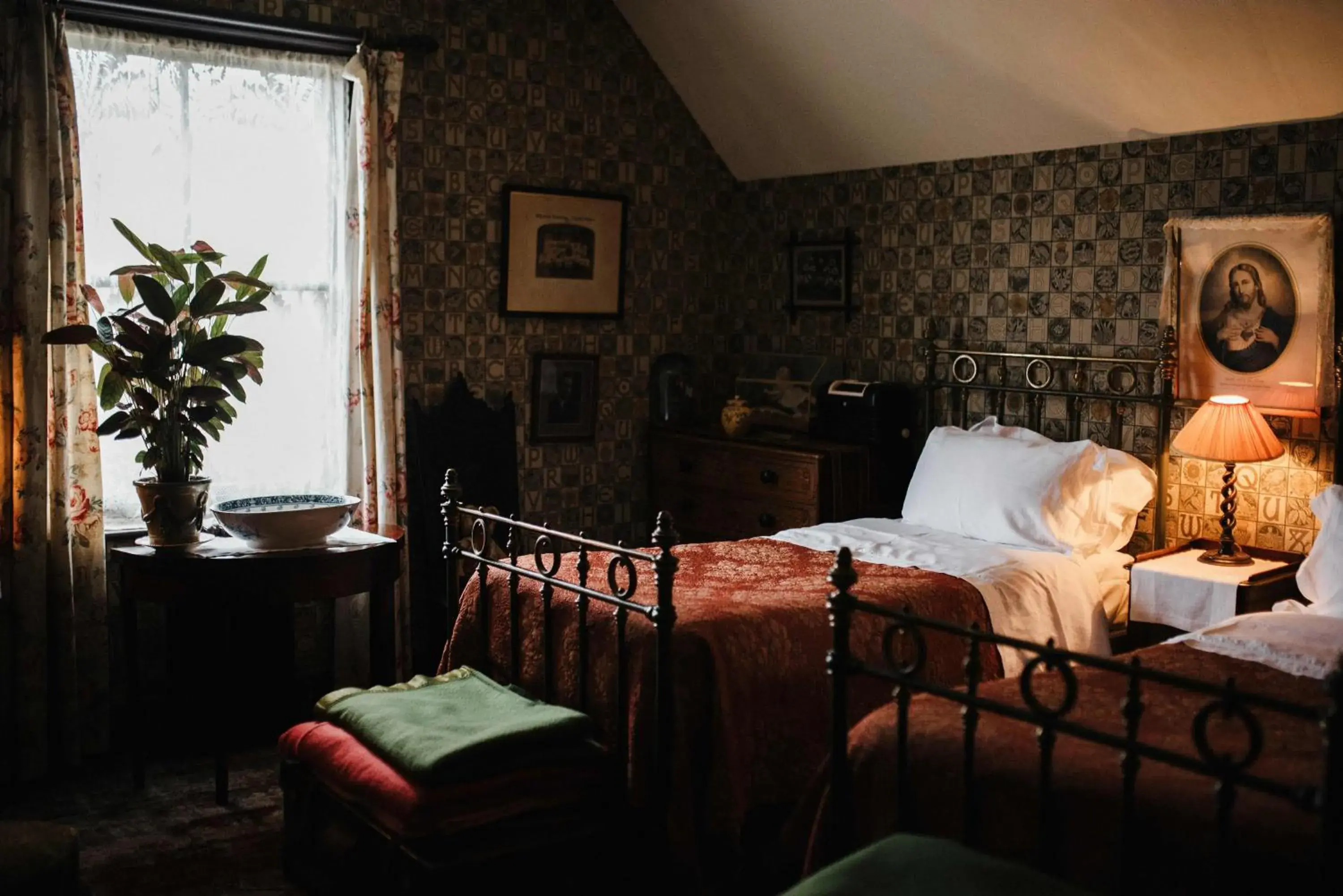 Photo of the whole room, Bed in St Benedict - Victorian Bed and Breakfast Photo of the whole room, Bed in St Benedict - Victorian Bed and Breakfast