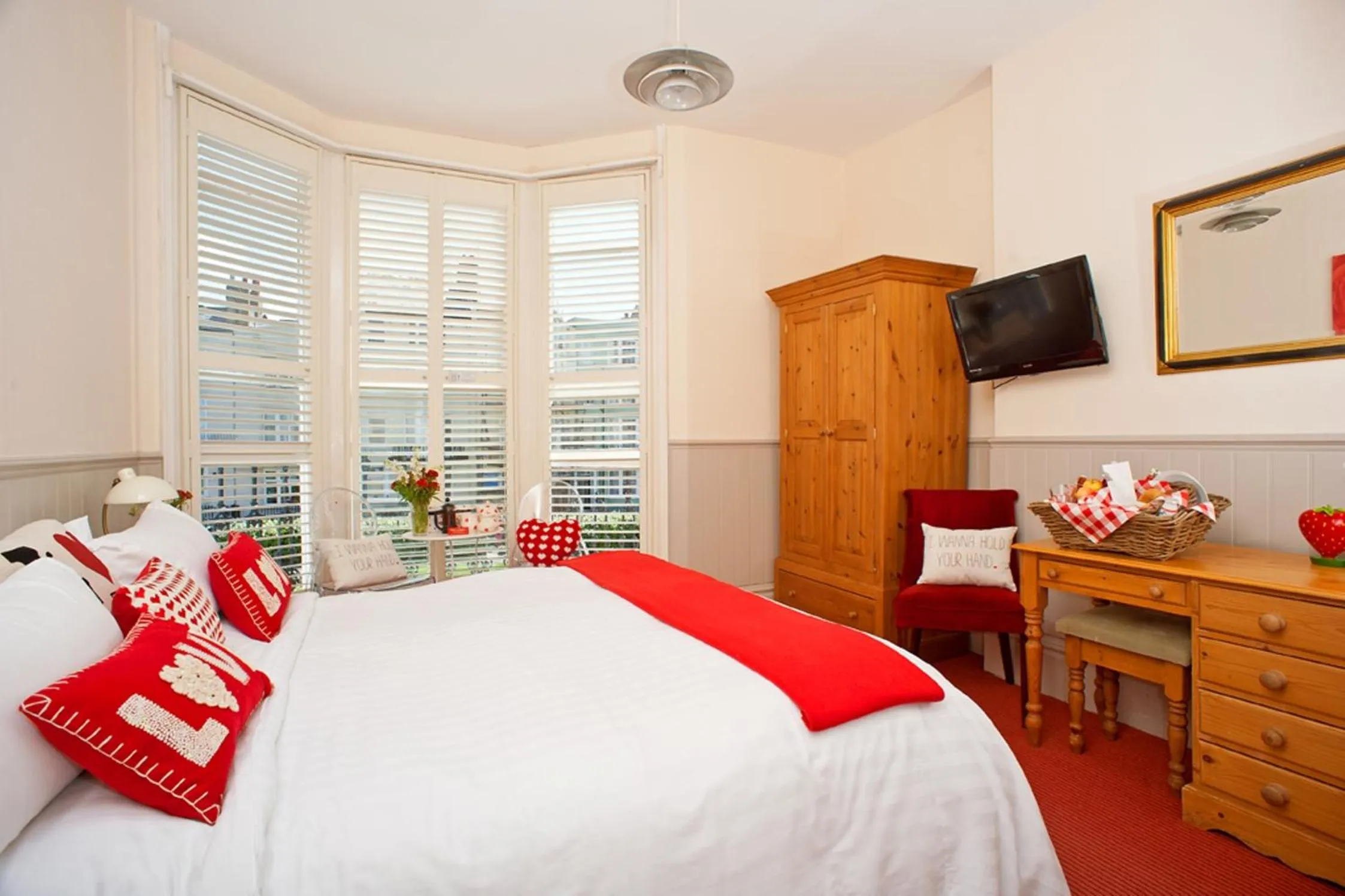 Photo of the whole room, Bed in Strawberry Fields