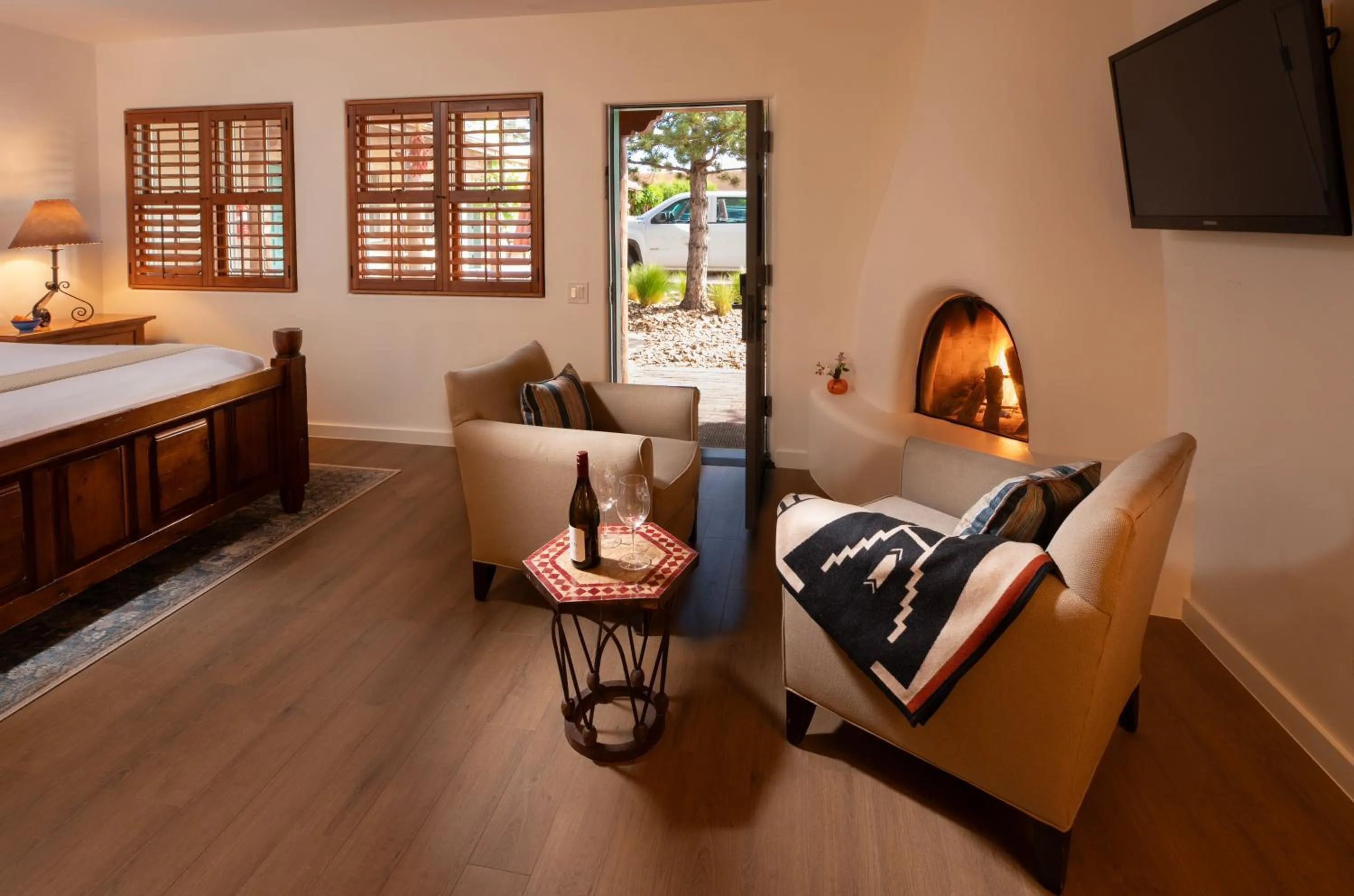 Seating area, Bed in Piñon Court by La Fonda