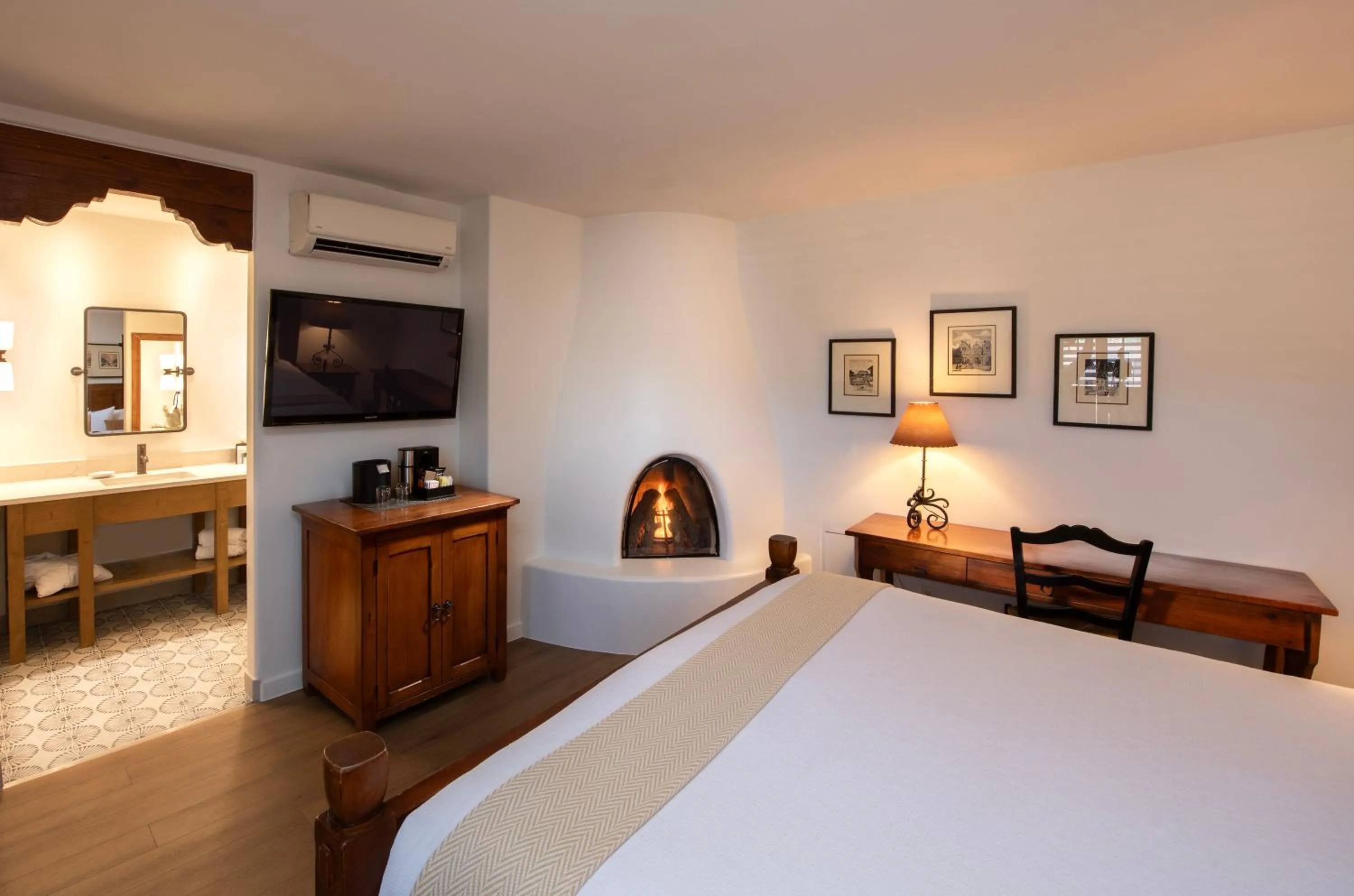 Bed in Piñon Court by La Fonda