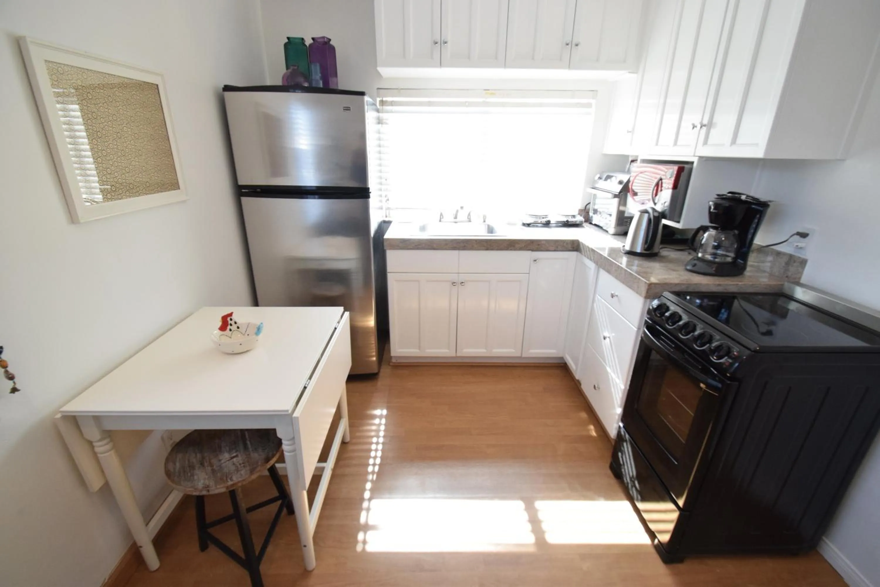Kitchen or kitchenette in Venice Beach Apartments Monthly rents