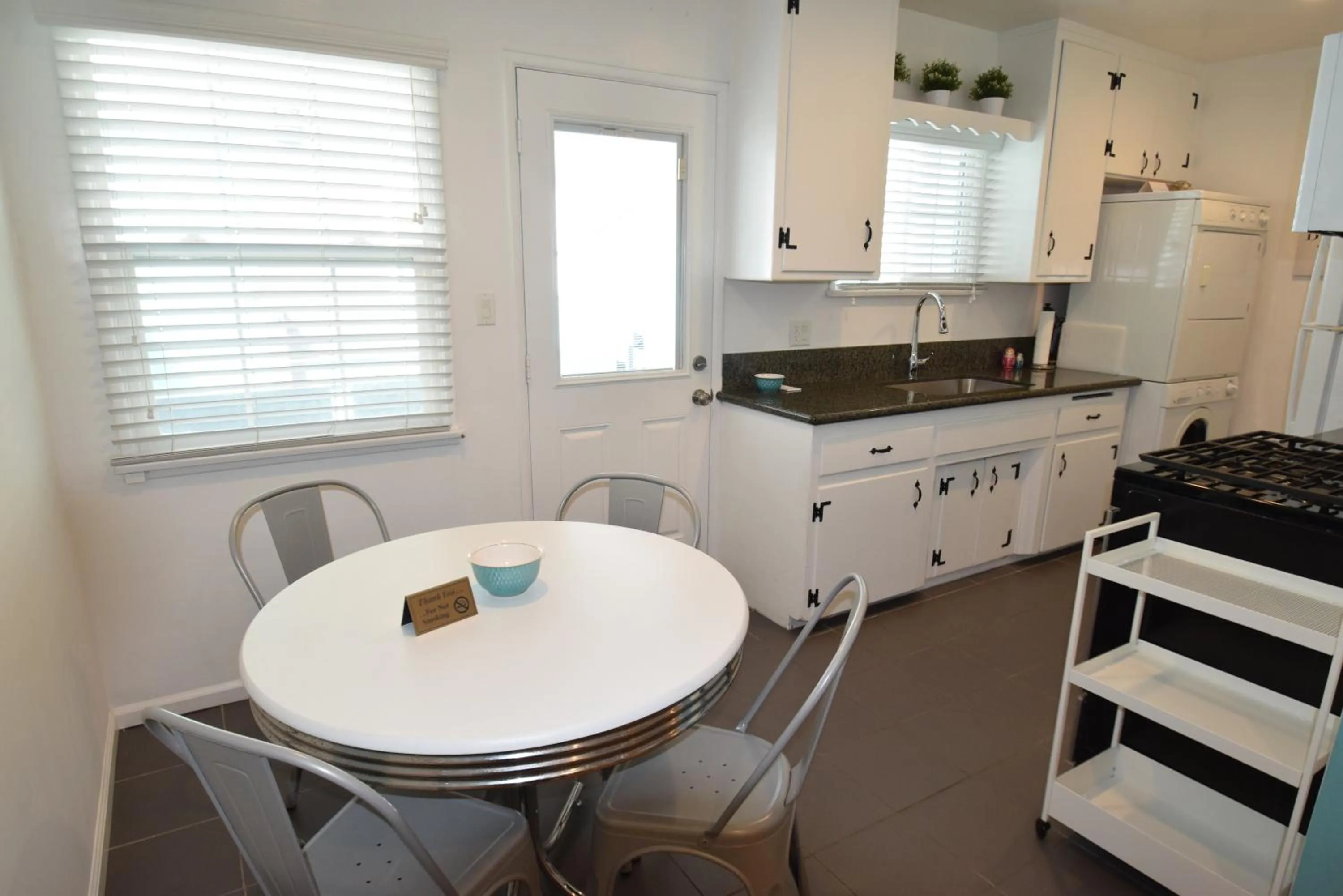 Kitchen or kitchenette in Venice Beach Apartments Monthly rents