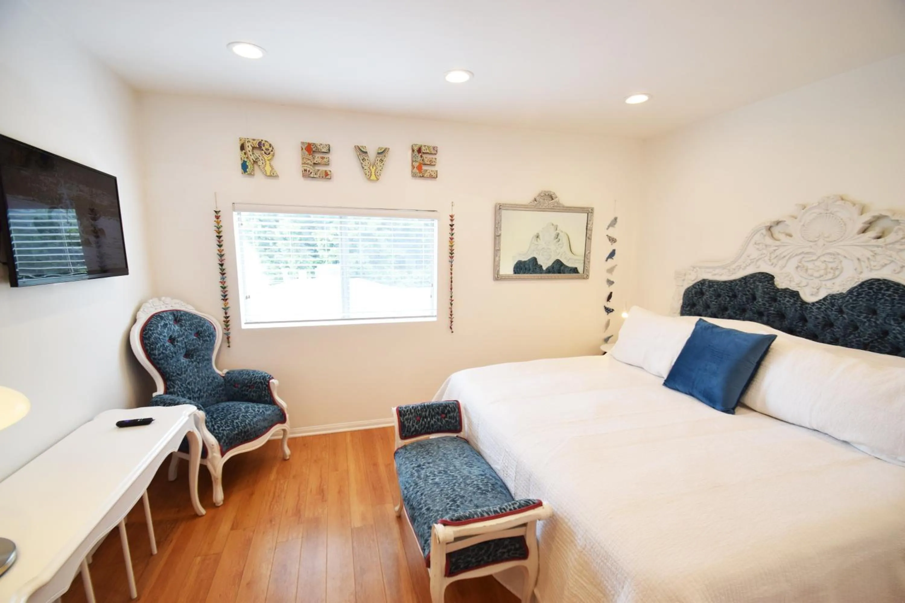 Bedroom, Bed in Venice Beach Apartments Monthly rents