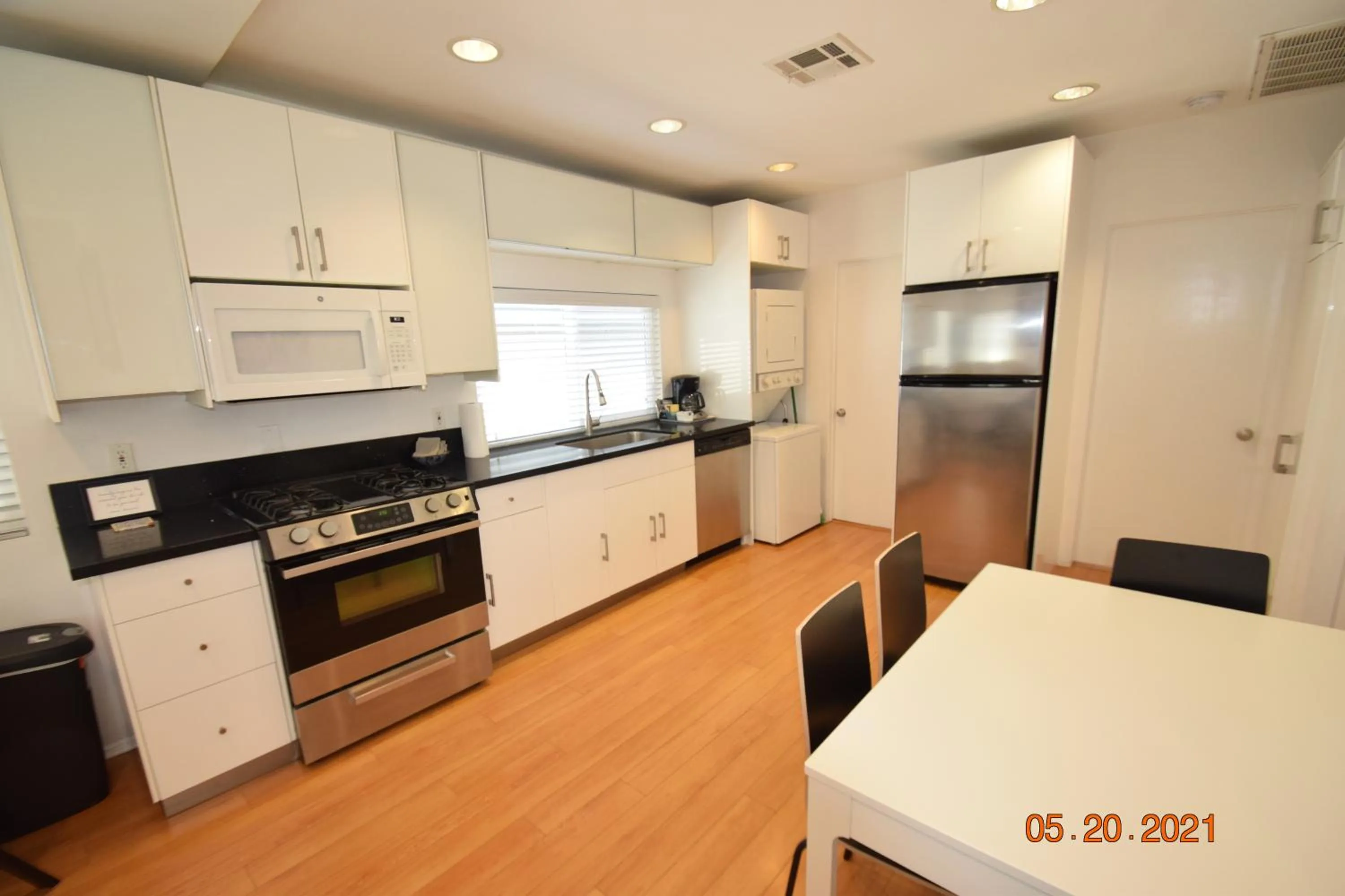 Kitchen or kitchenette in Venice Beach Apartments Monthly rents