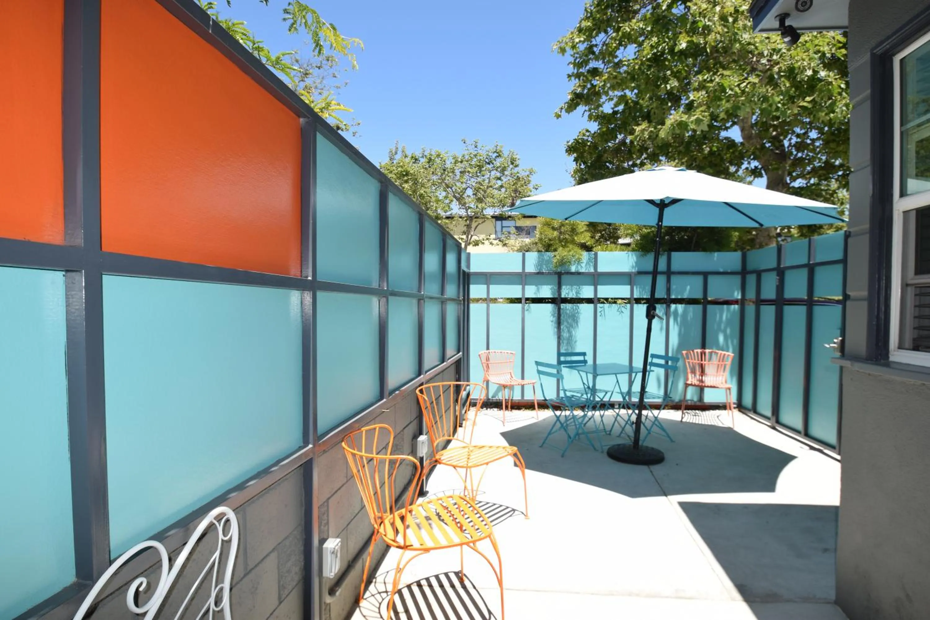 Inner courtyard view in Venice Beach Apartments Monthly rents