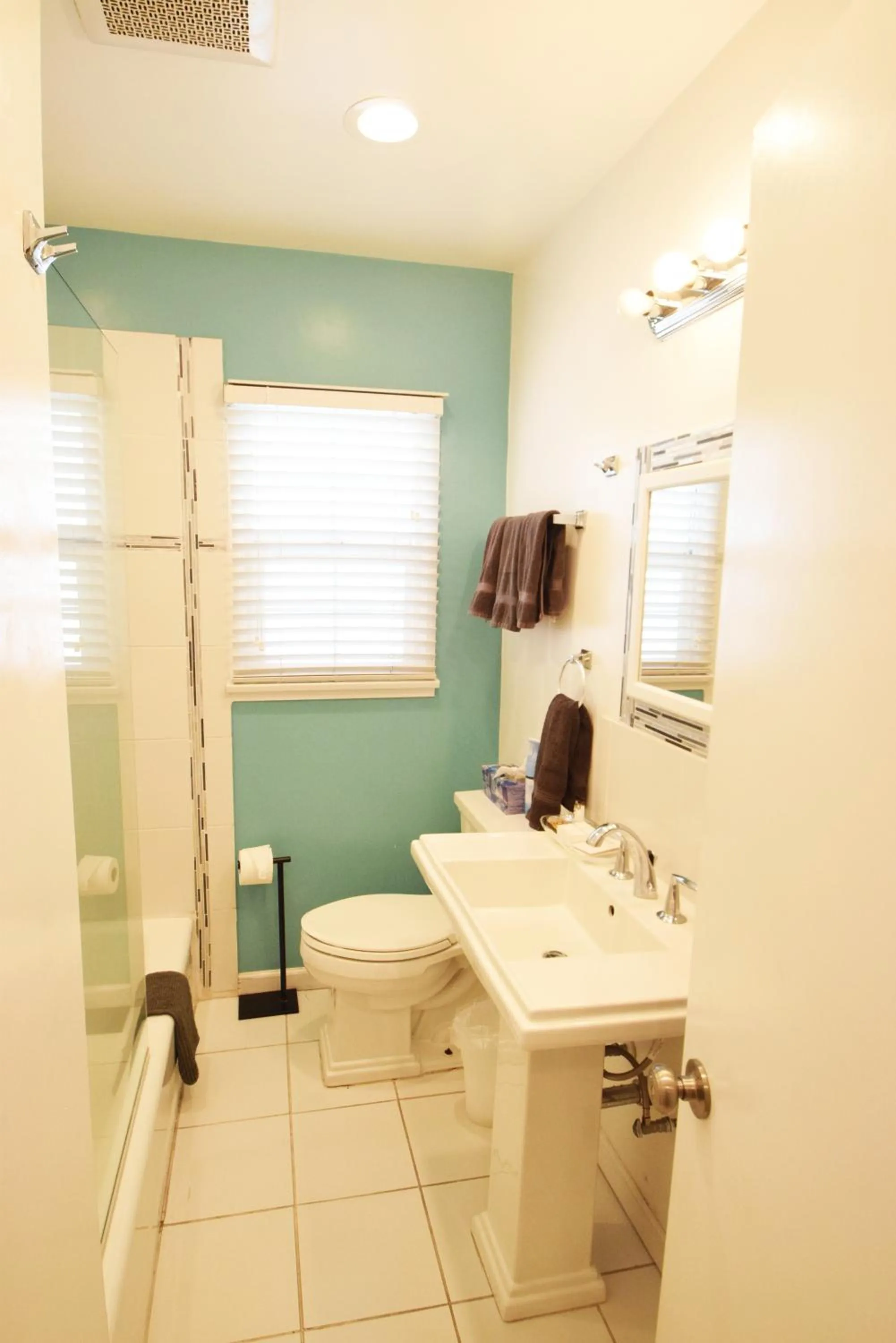 Bathroom in Venice Beach Apartments Monthly rents
