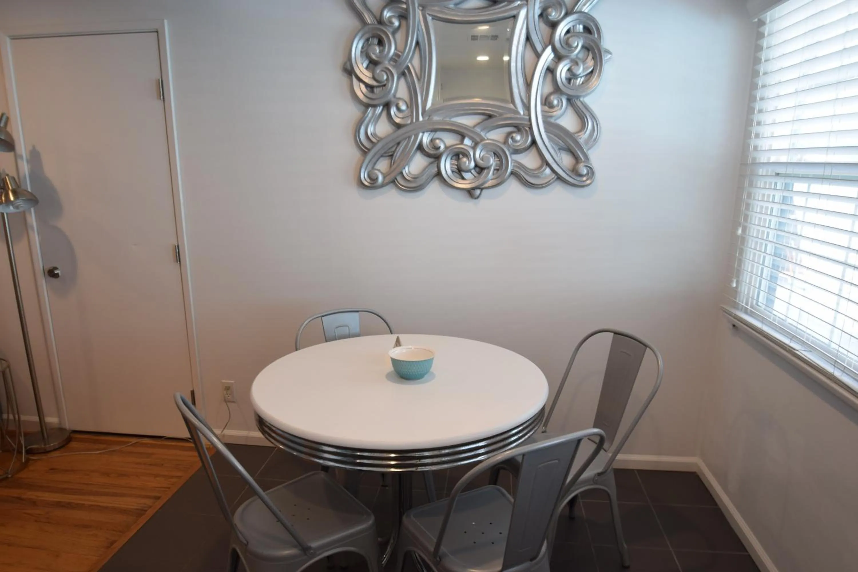 Dining area in Venice Beach Apartments Monthly rents