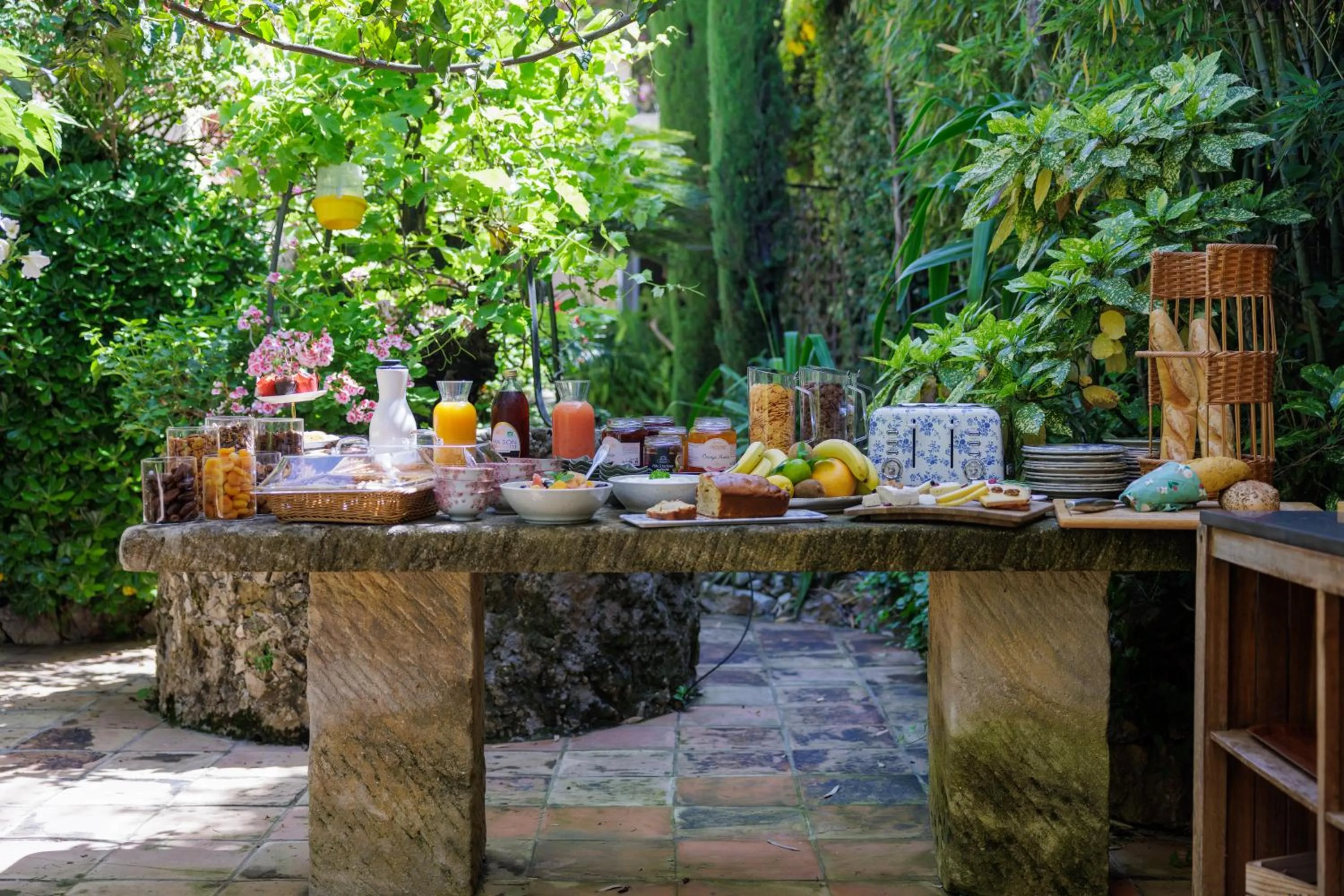 Buffet breakfast in Hôtel La Villa Sainte Valérie Adults Only