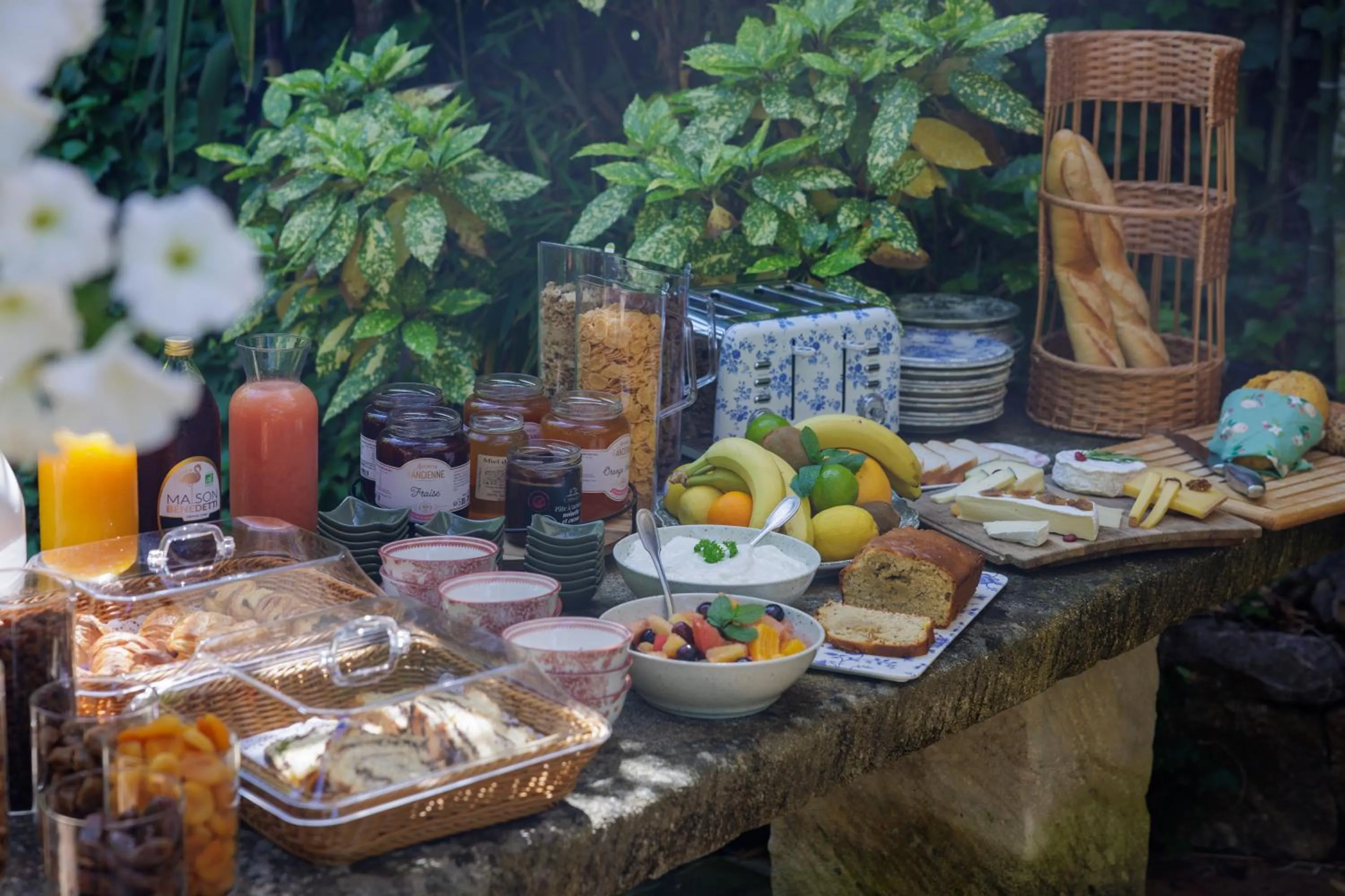 Buffet breakfast in Hôtel La Villa Sainte Valérie Adults Only