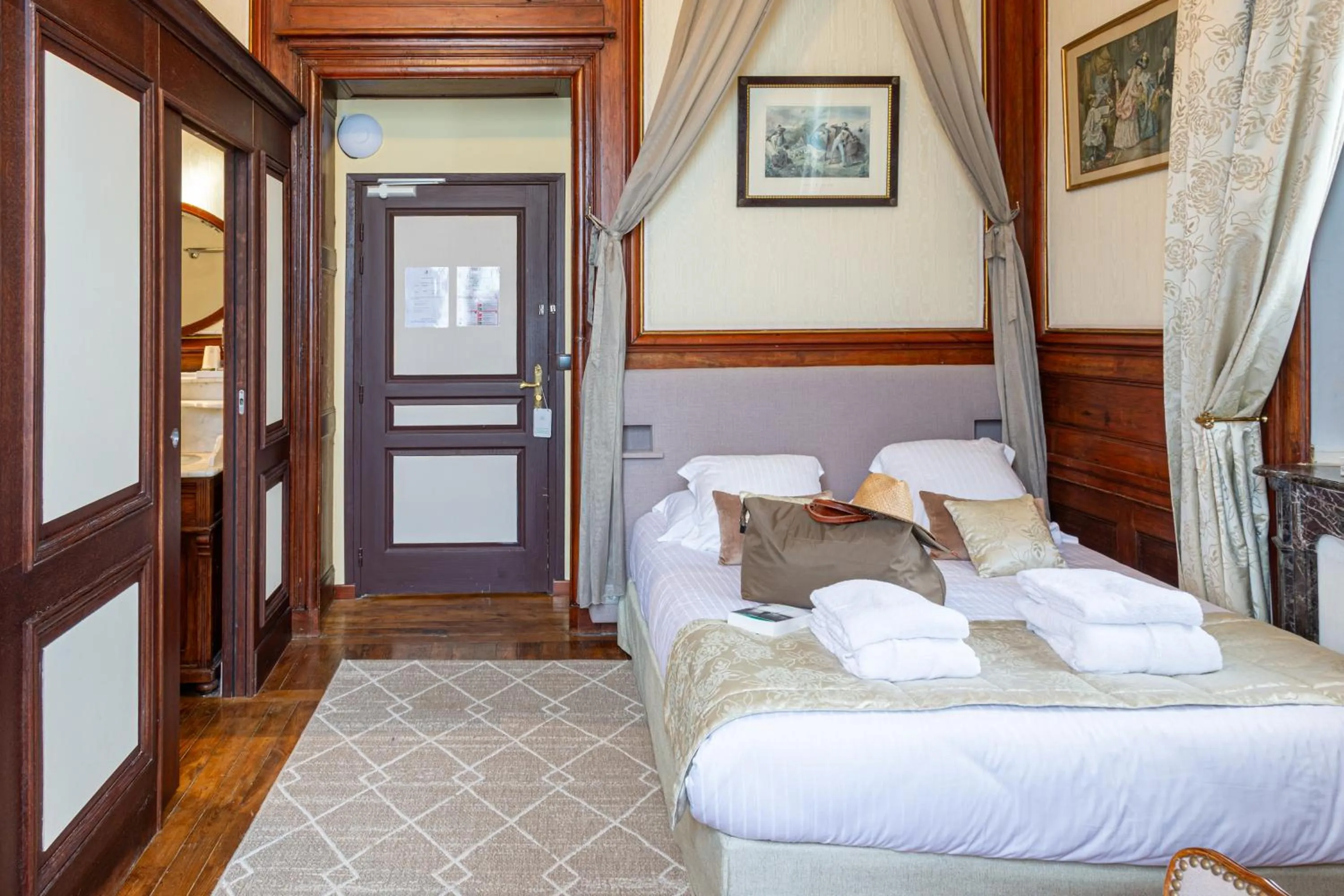 Bed in Château Hôtel Du Colombier