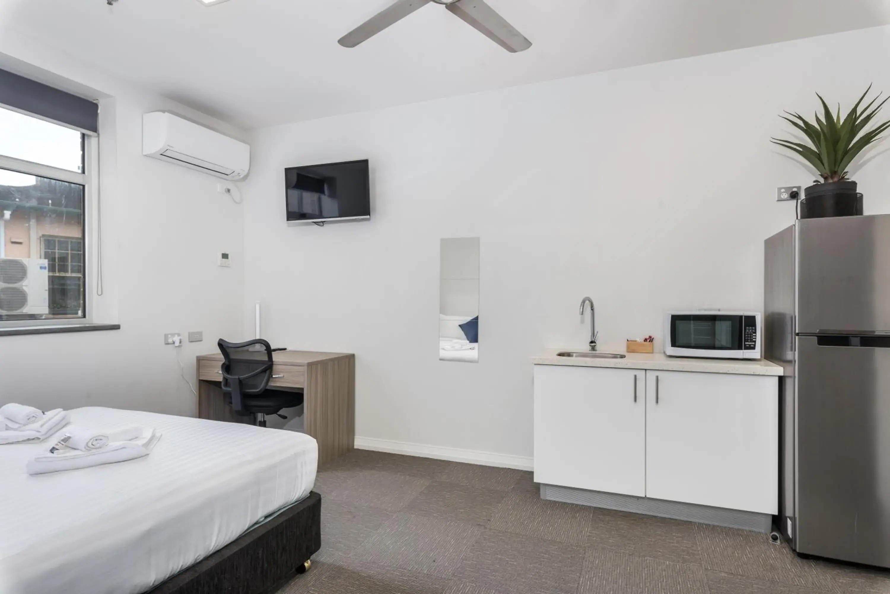 Kitchen or kitchenette, Bed in Studios on King Kitchen or kitchenette, Bed in Studios on King