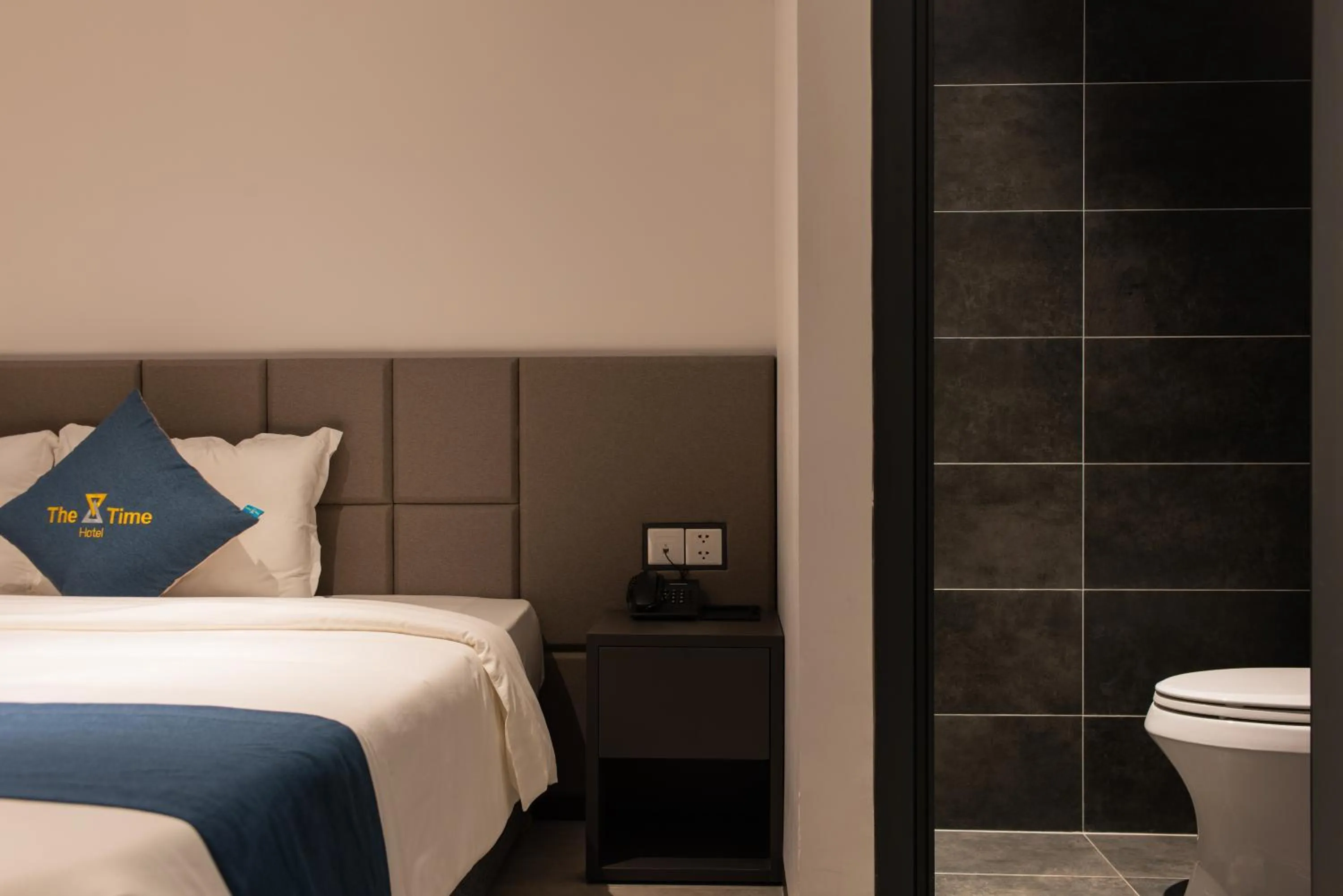 Toilet, Bed in The Time Hotel