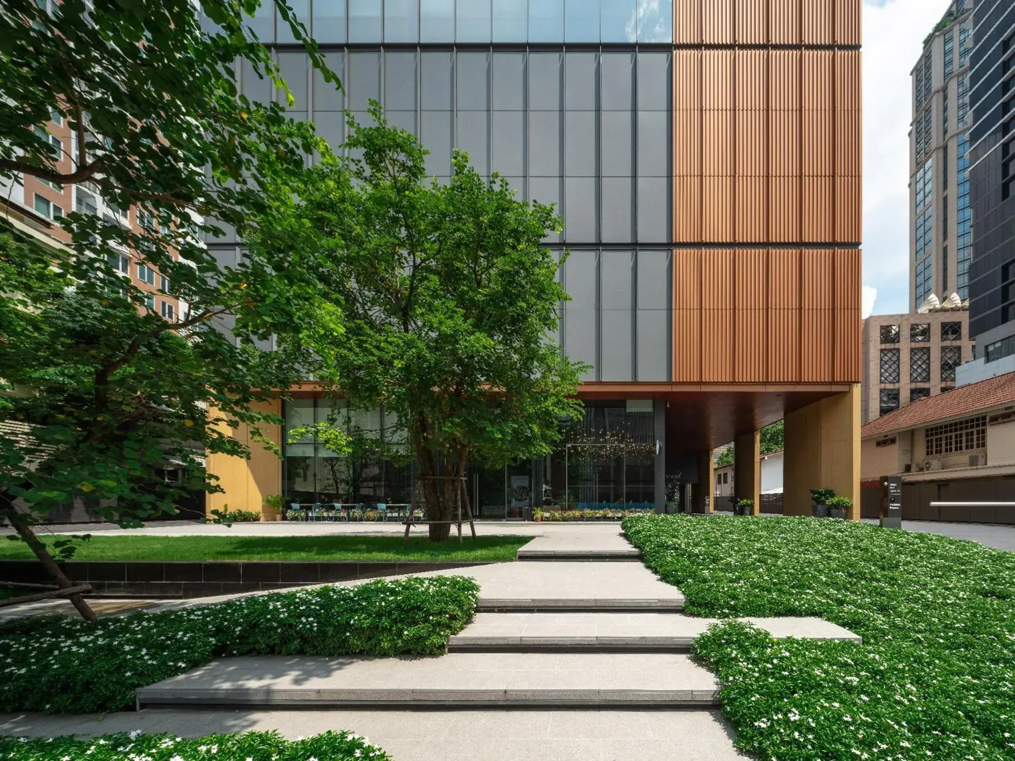 Property building in Oakwood Suites Bangkok Property building in Oakwood Suites Bangkok