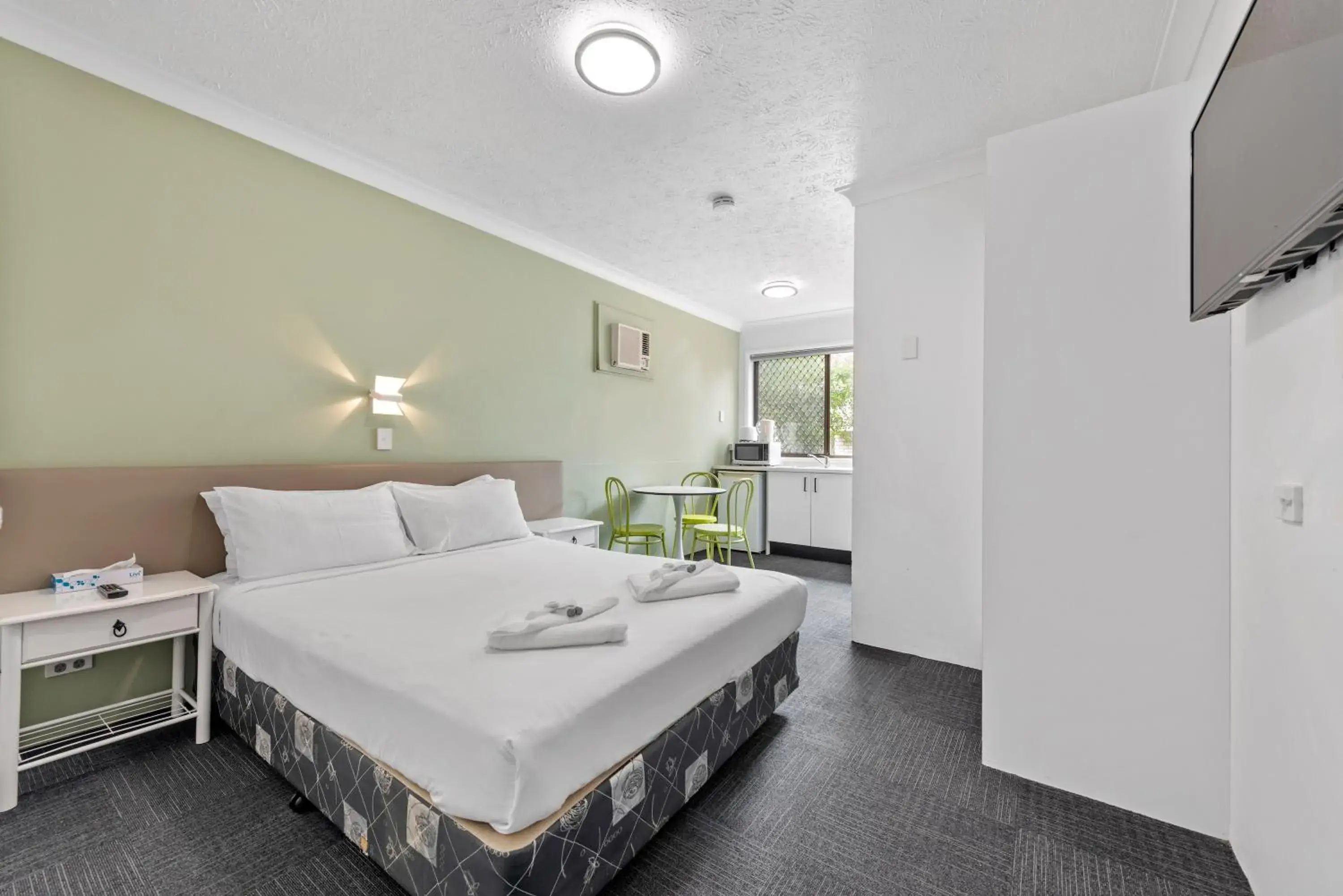 Photo of the whole room, Bed in Gold Coast Inn Photo of the whole room, Bed in Gold Coast Inn