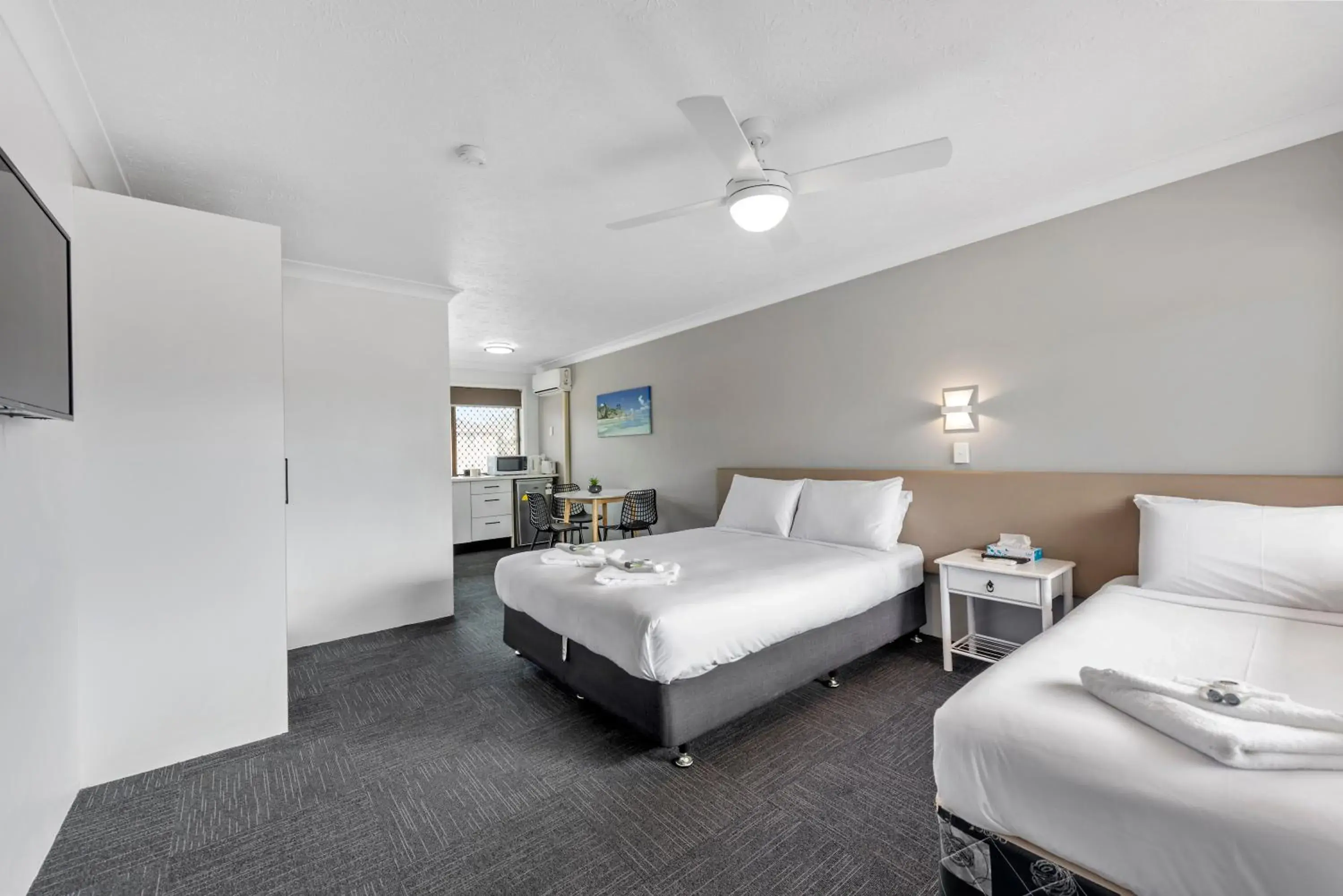 Photo of the whole room, Bed in Gold Coast Inn Photo of the whole room, Bed in Gold Coast Inn