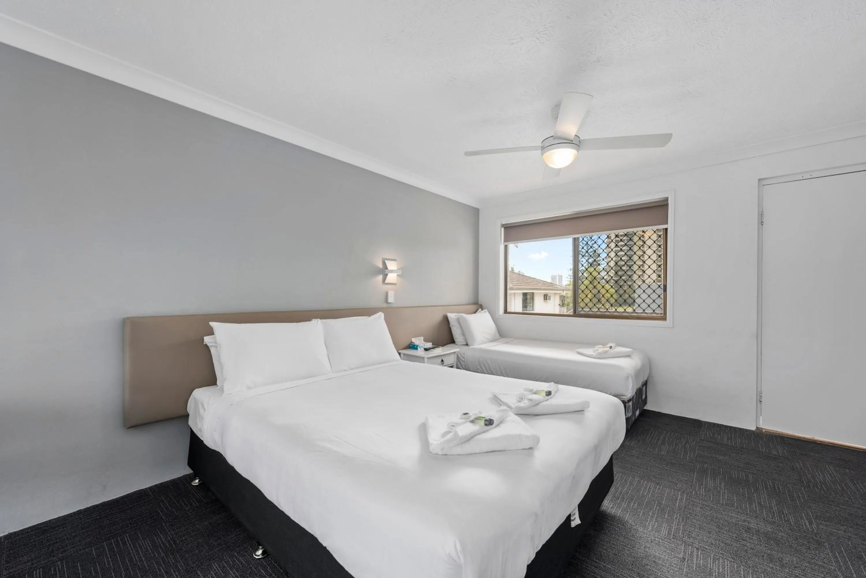 Photo of the whole room, Bed in Gold Coast Inn