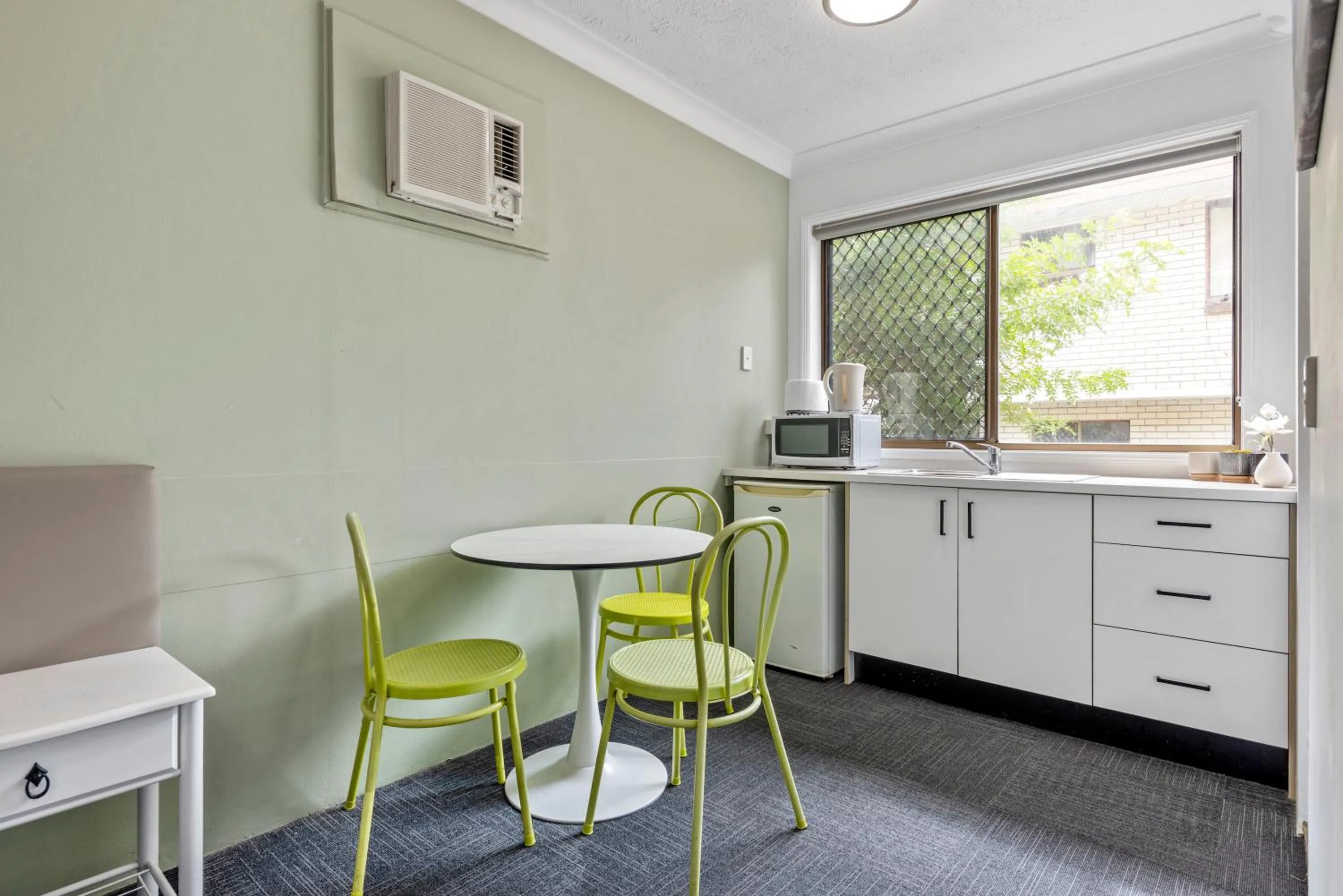 Kitchen or kitchenette in Gold Coast Inn