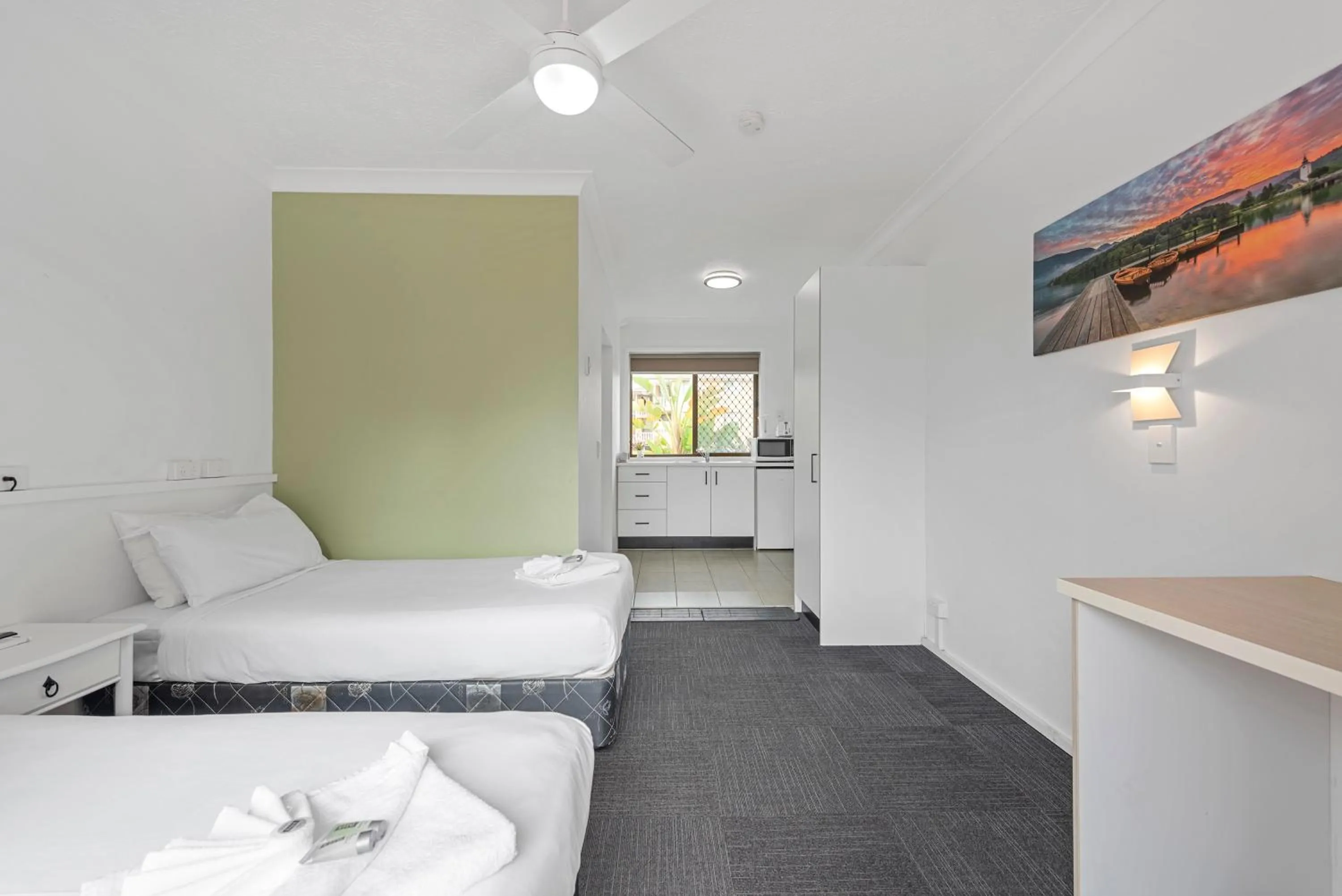 Photo of the whole room, Bed in Gold Coast Inn