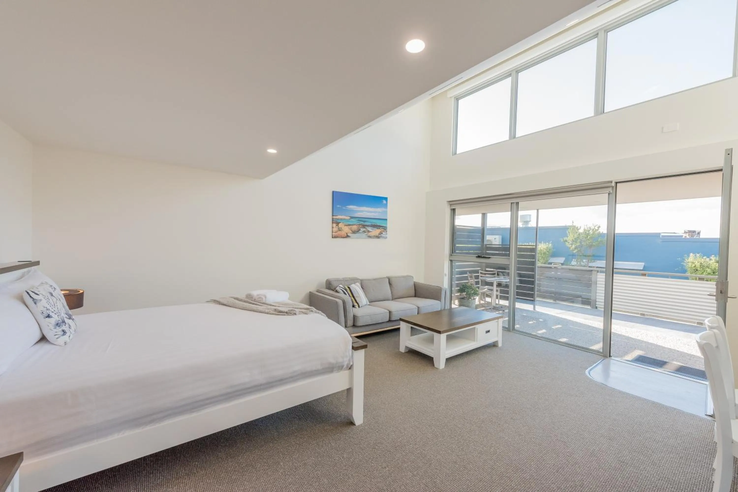 Photo of the whole room, Bed in The Hub Bicheno