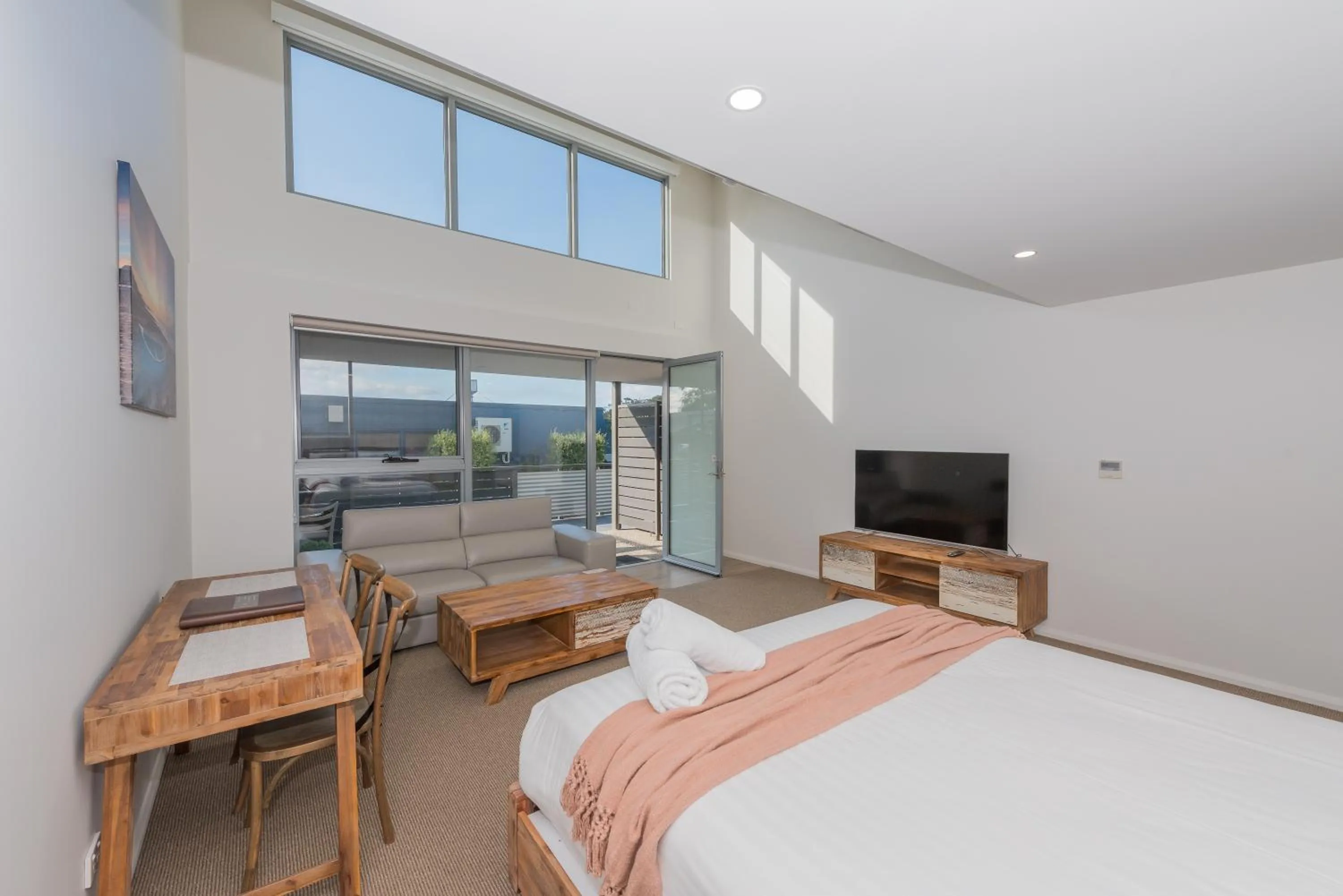 Photo of the whole room, Bed in The Hub Bicheno