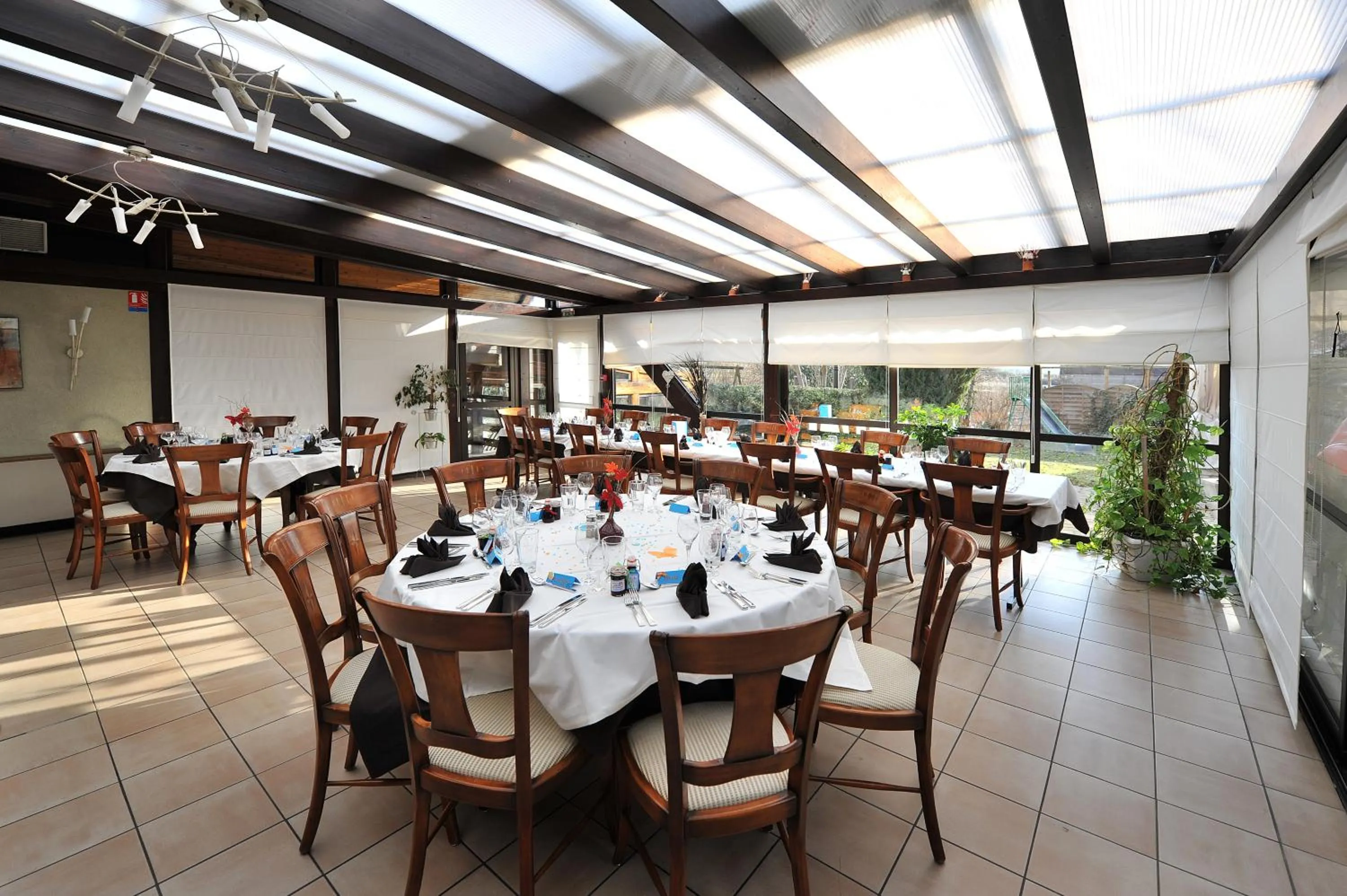 Restaurant/places to eat in Sud Hotel