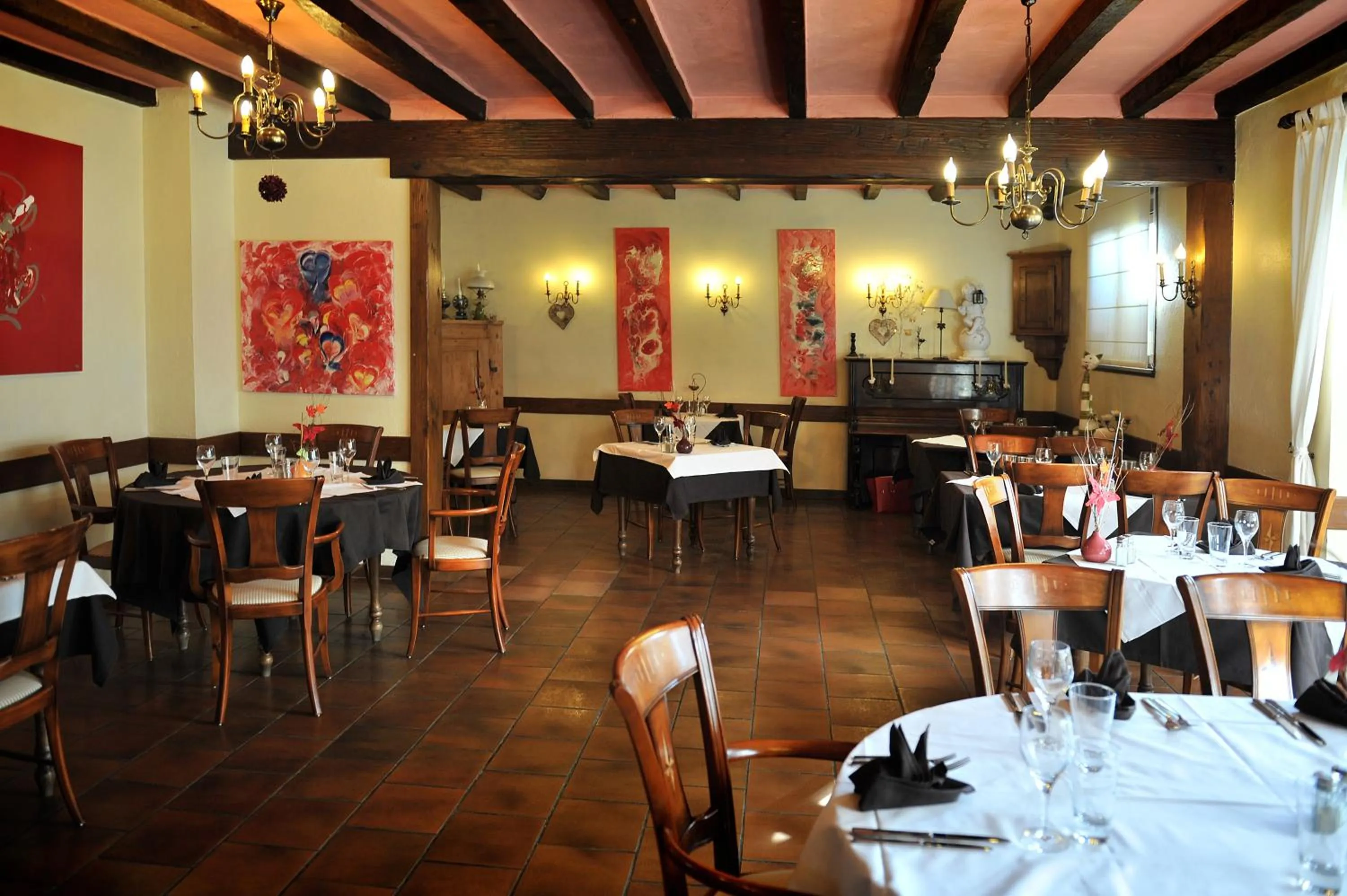 Restaurant/places to eat in Sud Hotel