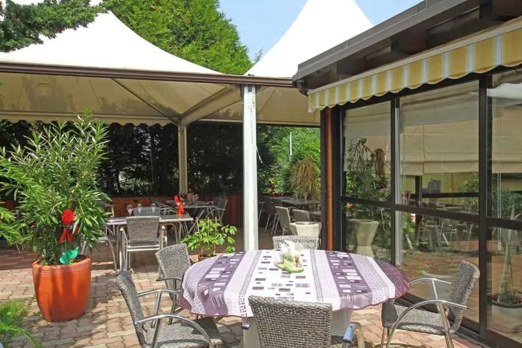 Restaurant/places to eat in Sud Hotel